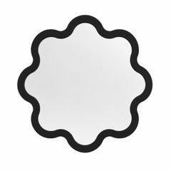 Mittlerer, gewellter Wandspiegel „Round 70“ mit gewelltem Rand in mattschwarzem Rahmen von oitoproducts