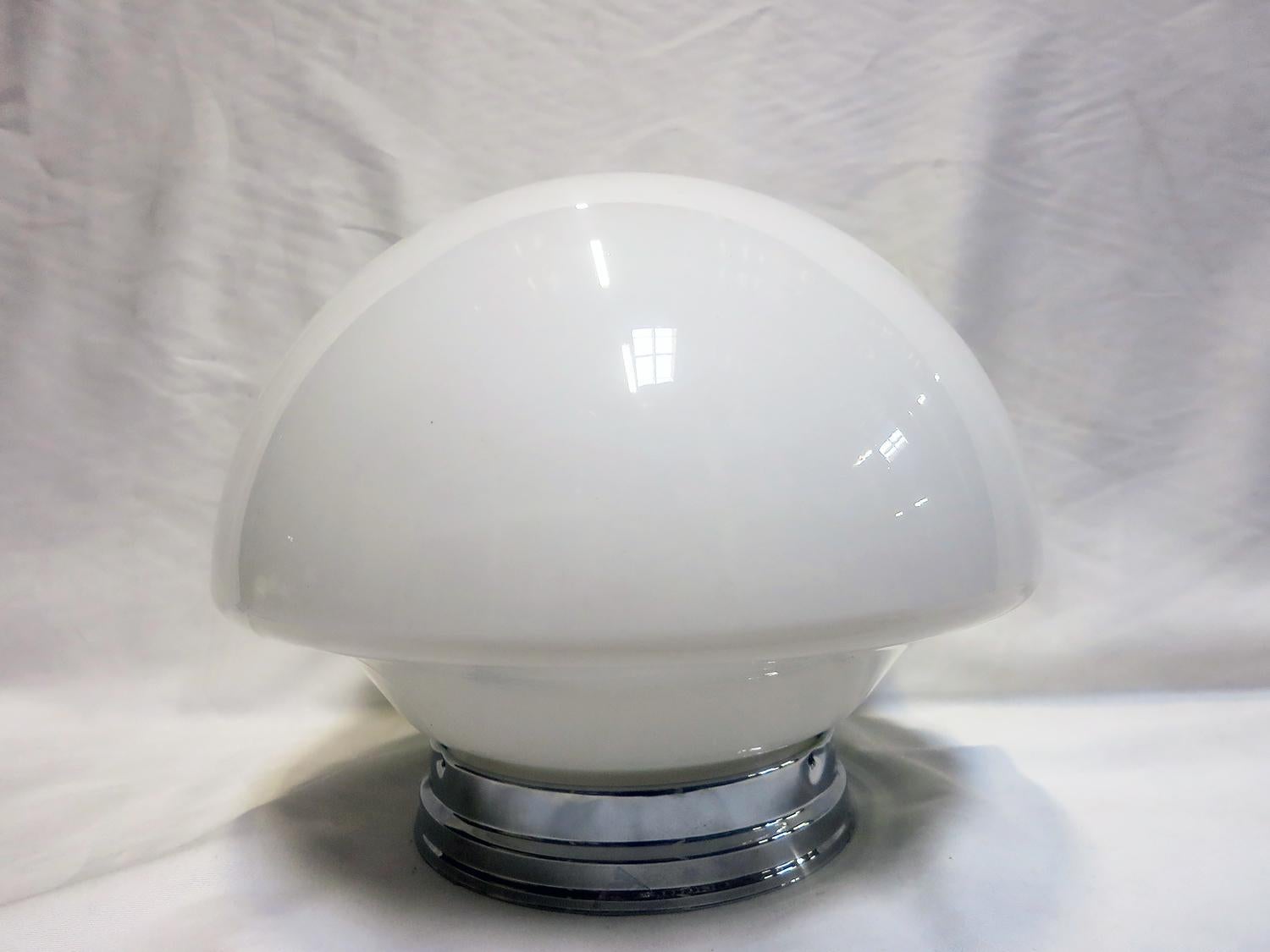 Mid-Century Modern Lampe d’école suspendue globe de taille moyenne en verre en forme de cloche en vente