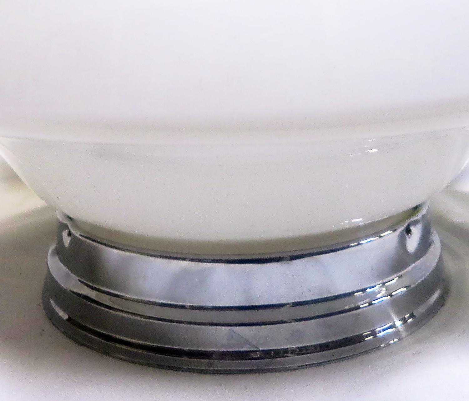 Américain Lampe d’école suspendue globe de taille moyenne en verre en forme de cloche en vente