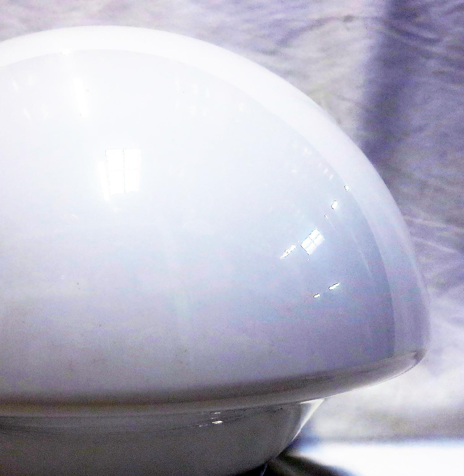 Lampe d’école suspendue globe de taille moyenne en verre en forme de cloche Excellent état - En vente à Van Nuys, CA