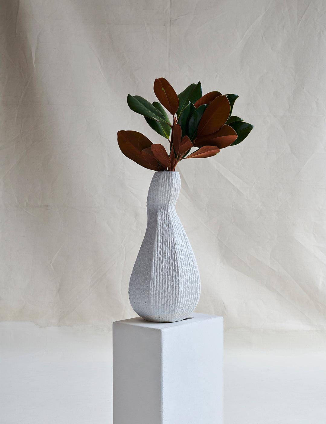 Philippin Vase sculptural en pierre calcaire blanc de taille moyenne de Studio Laurence en vente