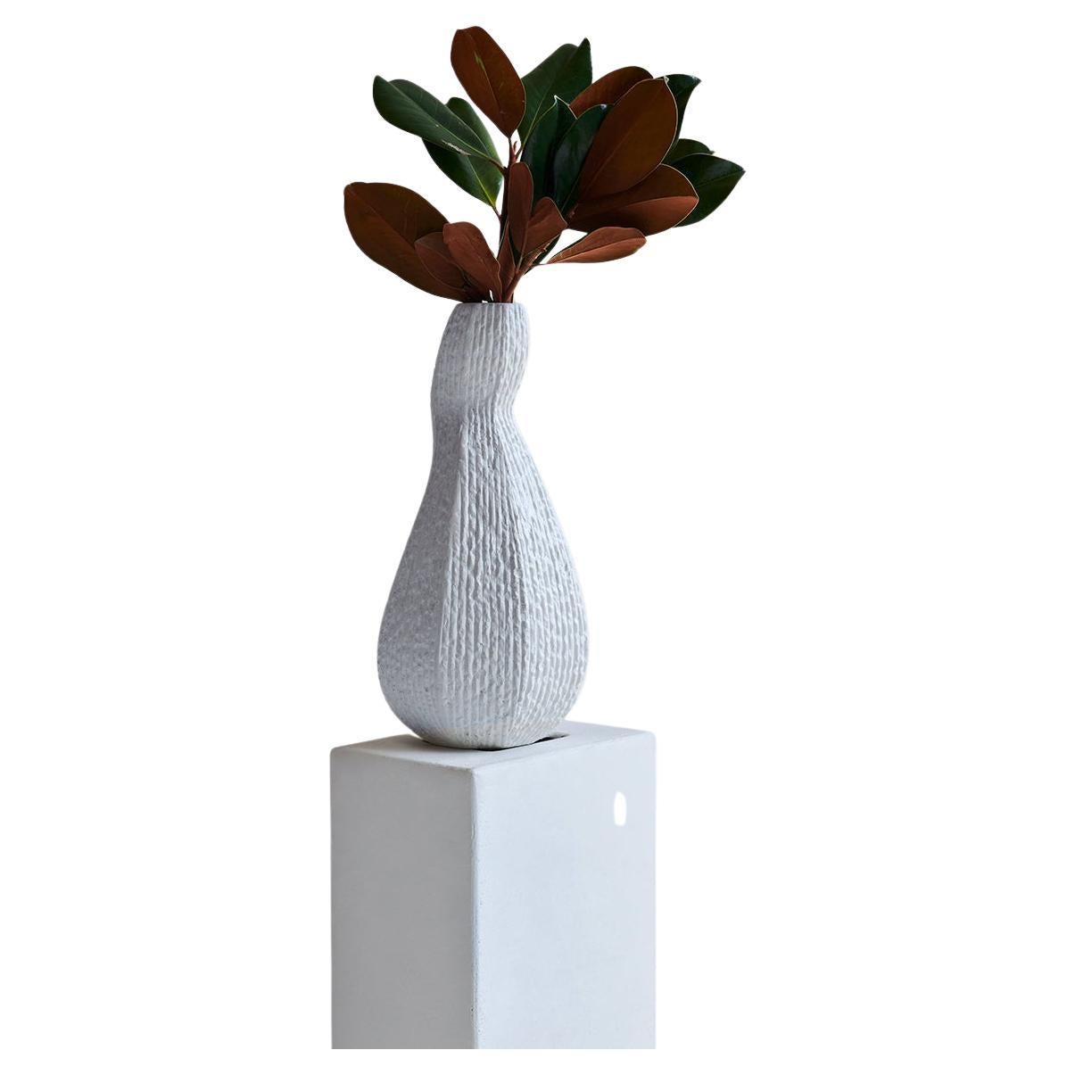 Vase sculptural en pierre calcaire blanc de taille moyenne de Studio Laurence