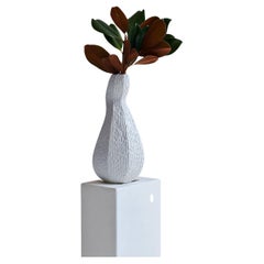 Vase sculptural en pierre calcaire blanc de taille moyenne de Studio Laurence