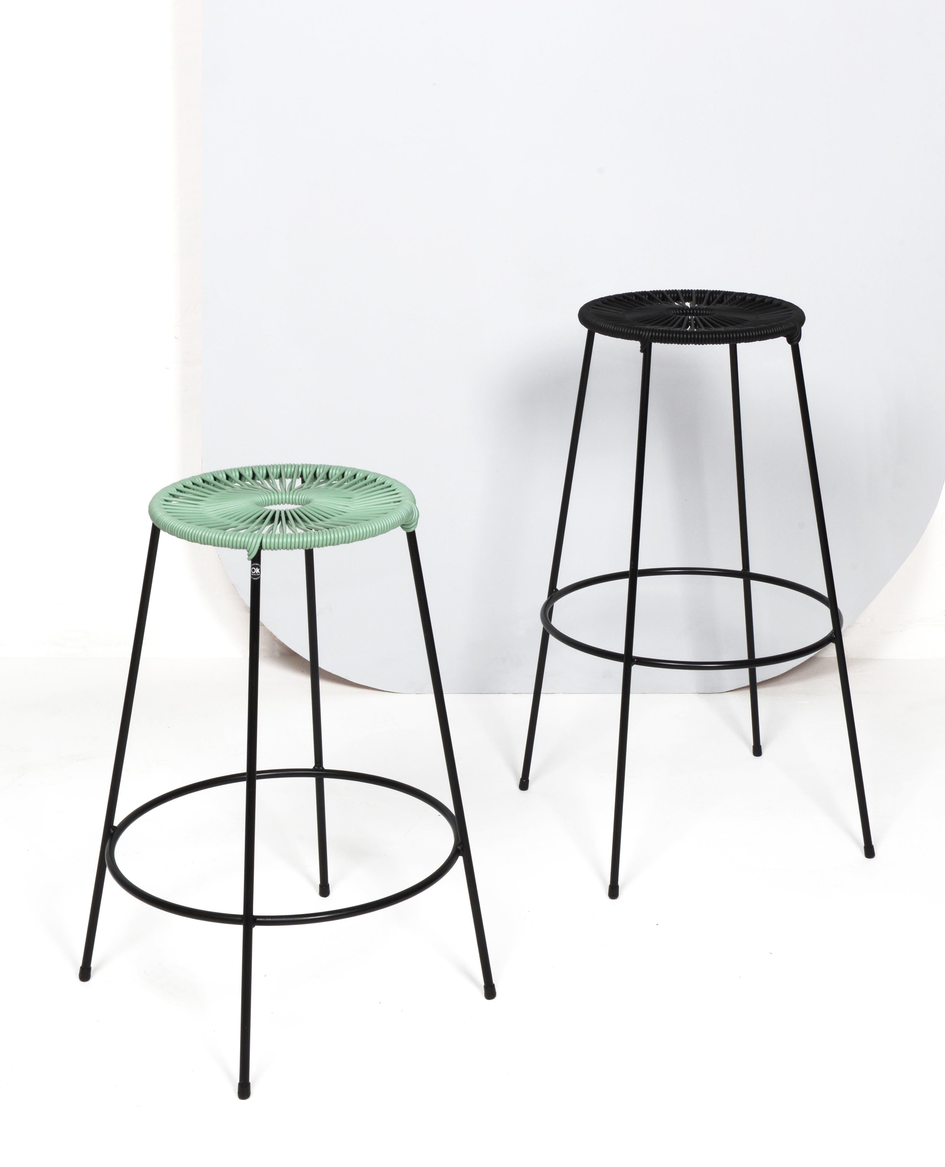 Tabouret de bar Acapulco vert de mer de taille moyenne par OK Design
Dimensions : 57 x 57 x 66 cm : D 57 x L 57 x H 66 cm.
Matériaux : Métal peint par poudrage, cordon en PVC.

Disponible en version haute et moyenne.
Disponible dans d'autres