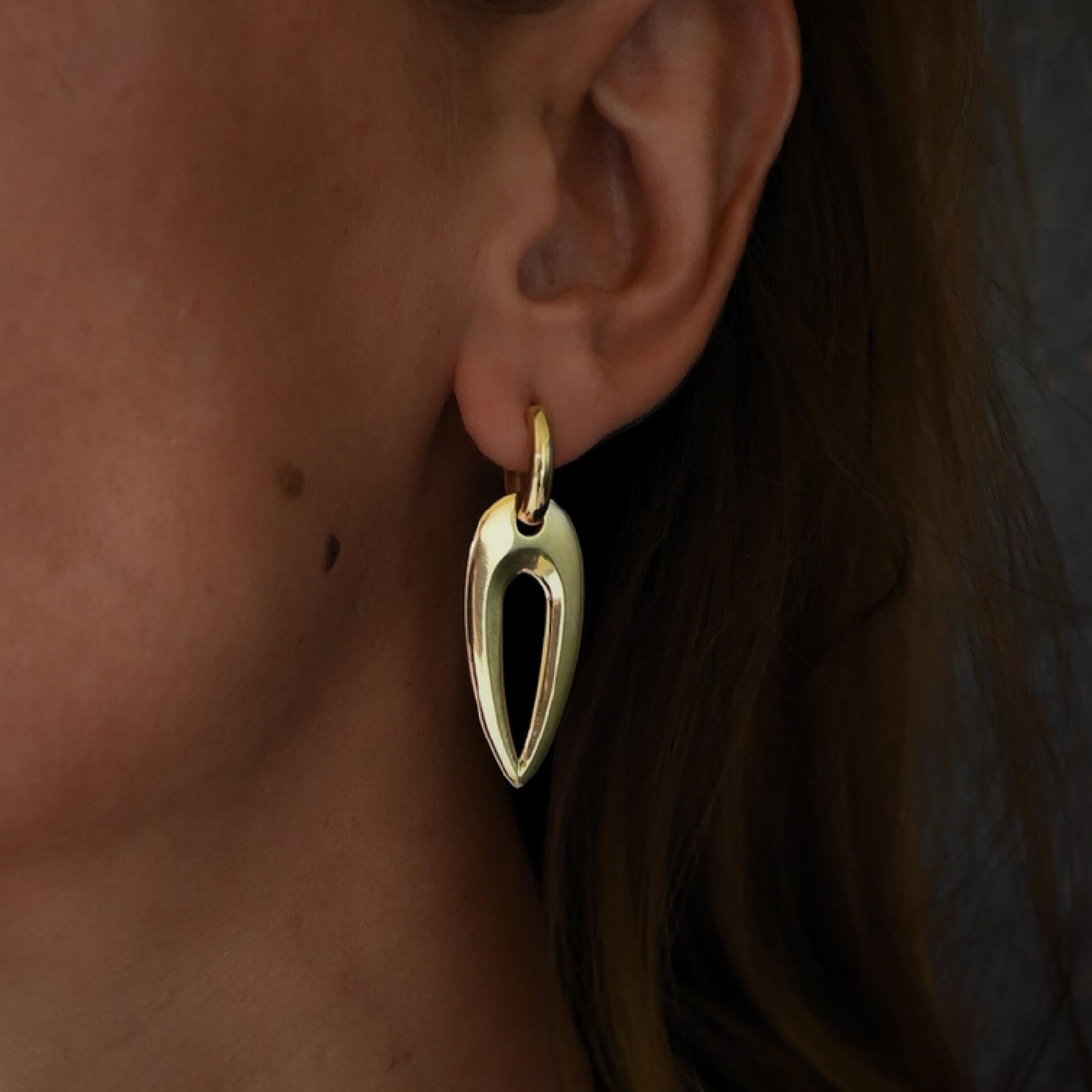Der Medium Seeker Huggie Hoop-Ohrring ist ein wahrhaft elegantes Statement von Raffinesse und Schärfe. Er ist perfekt für jeden Tag, leicht und bequem. Dieser Ohrring besteht aus einem bequemen ovalen Huggie Hoop und einem auffälligen Seeker-Motiv