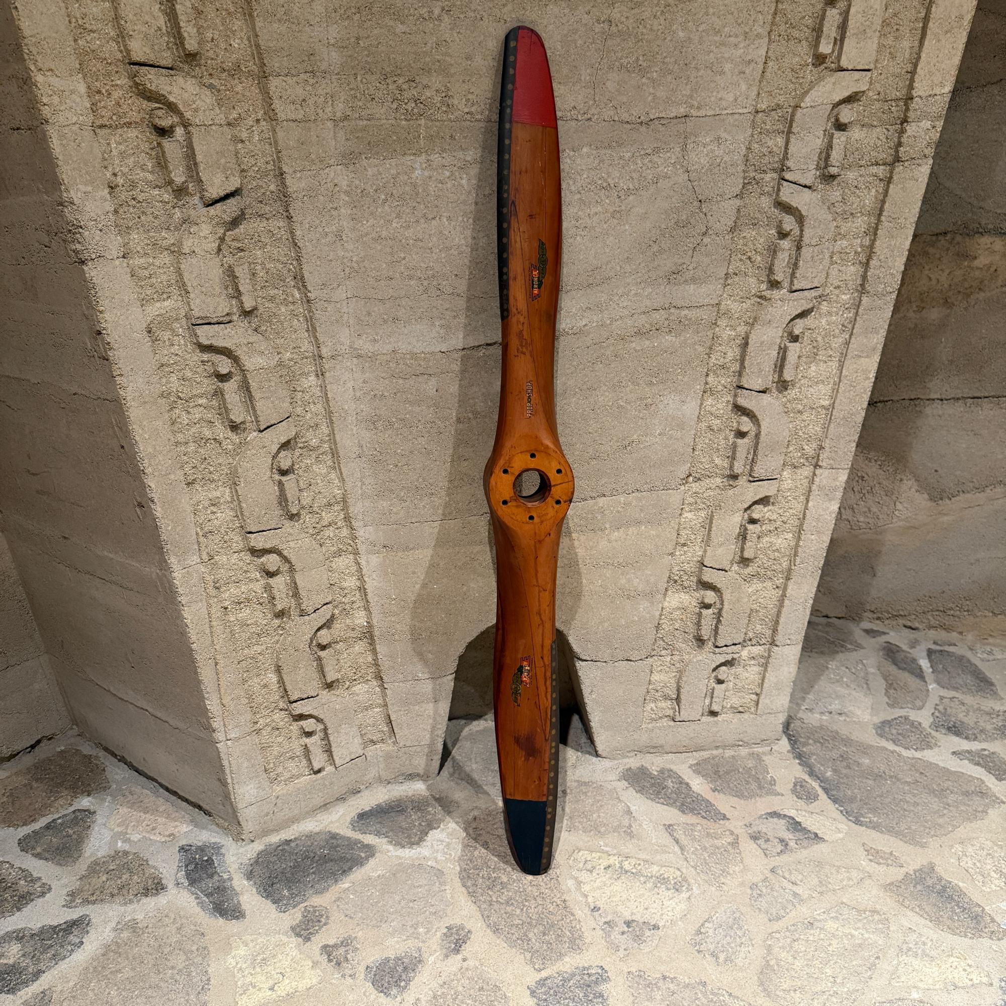 Für Ihre Überlegung, ein mittelgroßes Flugzeug Holzpropeller. 
Flugzeugpropeller SENSENICH, speziell für AERONCA hergestellt. USA in den 1940er Jahren.

Abmessungen: 6,13 B x 59,5 H x 3,5 T

Die Lieferung innerhalb von 200 Meilen von San Diego CA