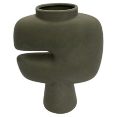 Vase in mattem Dunkelgrau in C-Form im dänischen Design, China, zeitgenössisch