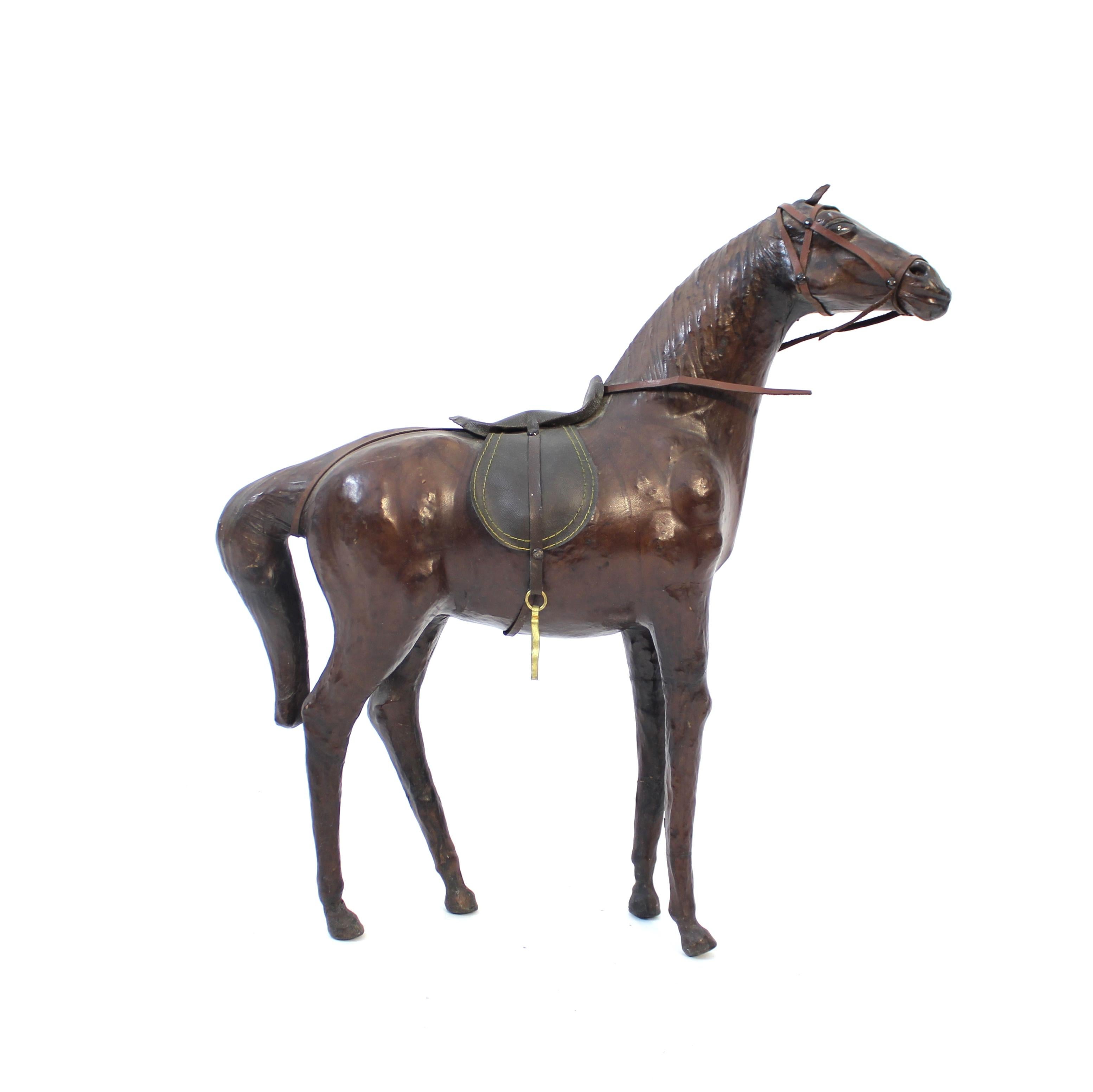 Sculpture/modèle de cheval en cuir véritable des années 1960 ou 1970. Bien réalisé, avec de bonnes proportions et de bons détails. Très décoratif, il s'intègre parfaitement dans tout type d'intérieur, du moderne scandinave à l'éclectique. Bon et