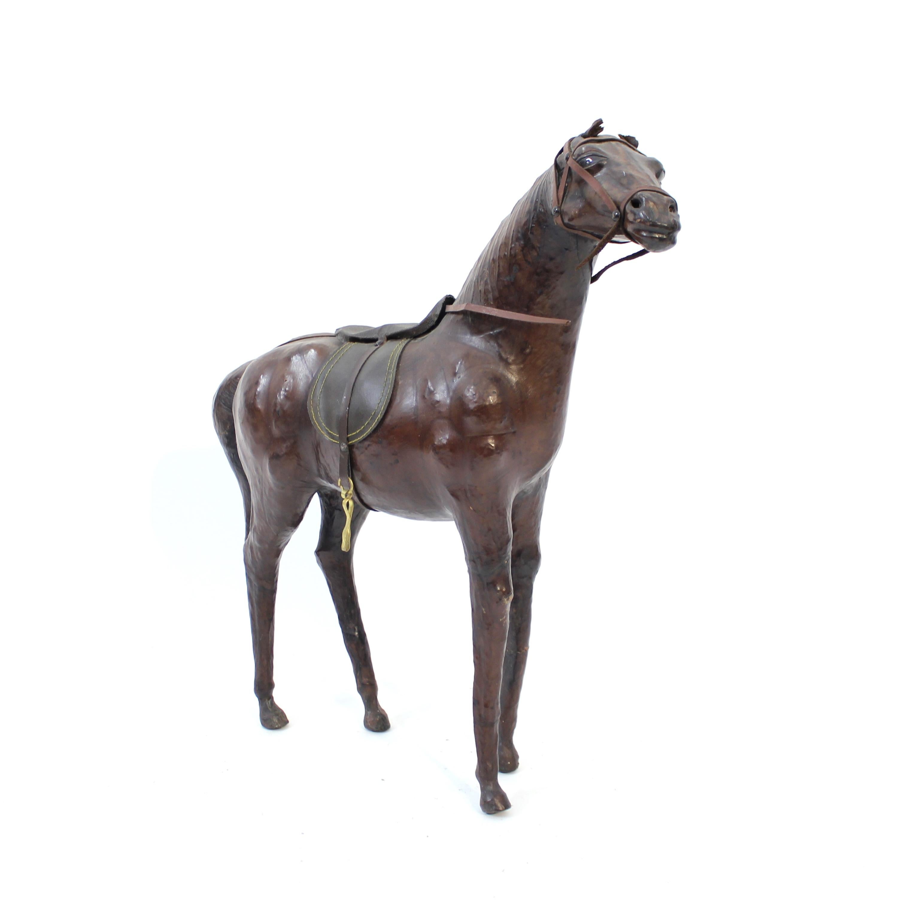 Medium size French horse model in genuine leather, 1970s In Good Condition For Sale In Uppsala, SE