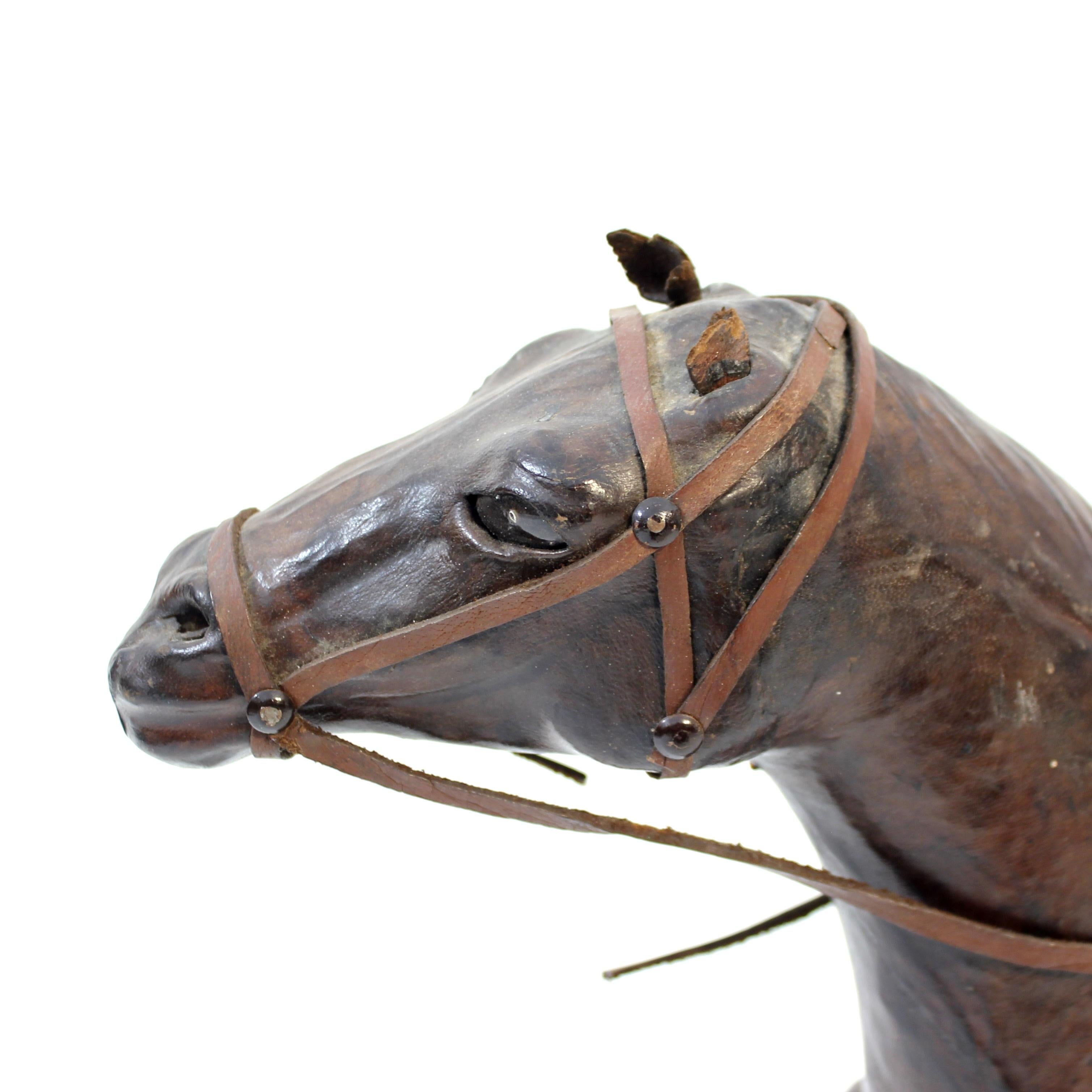Modèle français de cheval de taille moyenne en cuir véritable, années 1970 en vente 2