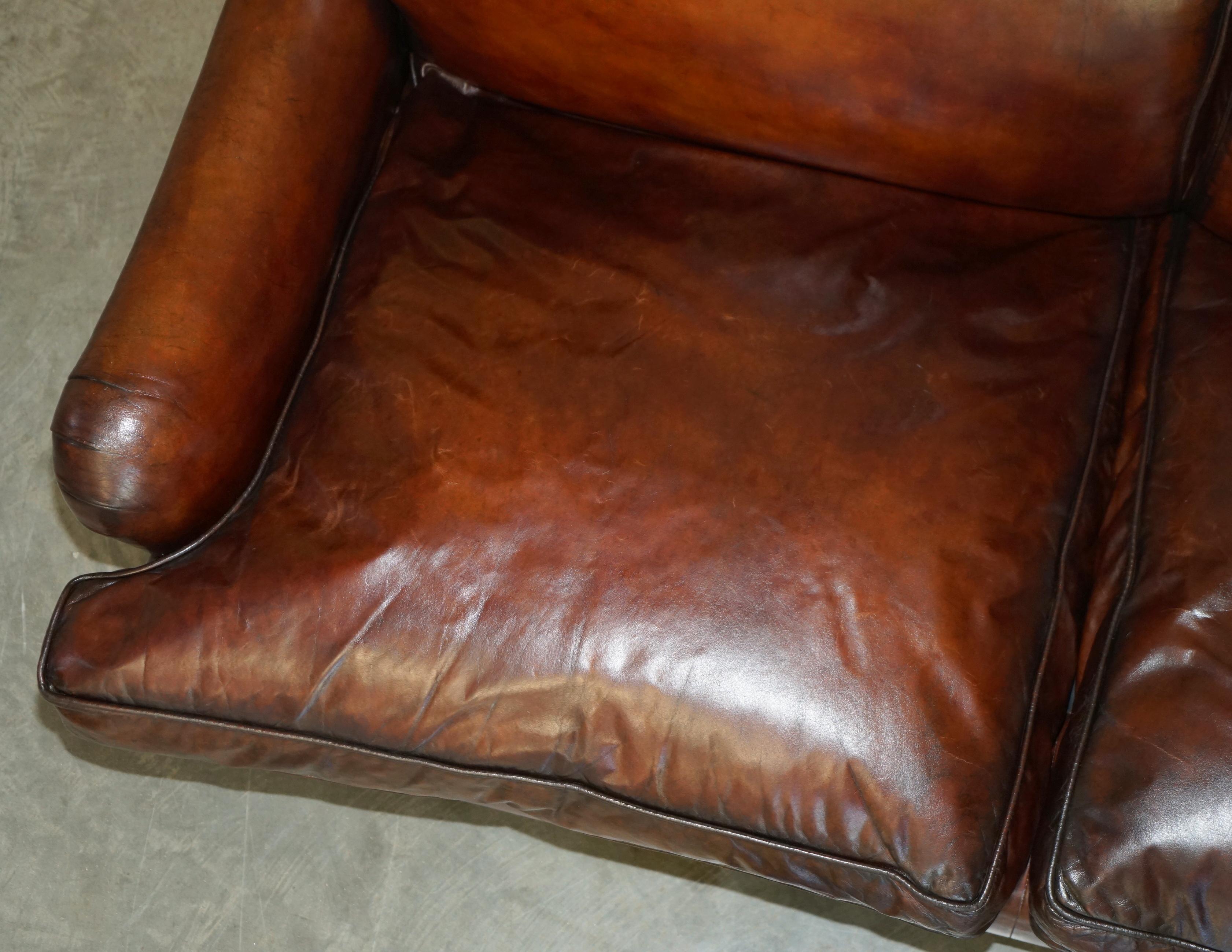 MEDIUM SIZE GEORGE SMITH HOWARD & SON'S BROWN LEATHER SIGNATURE SCROLL ARM SOFA im Angebot 2