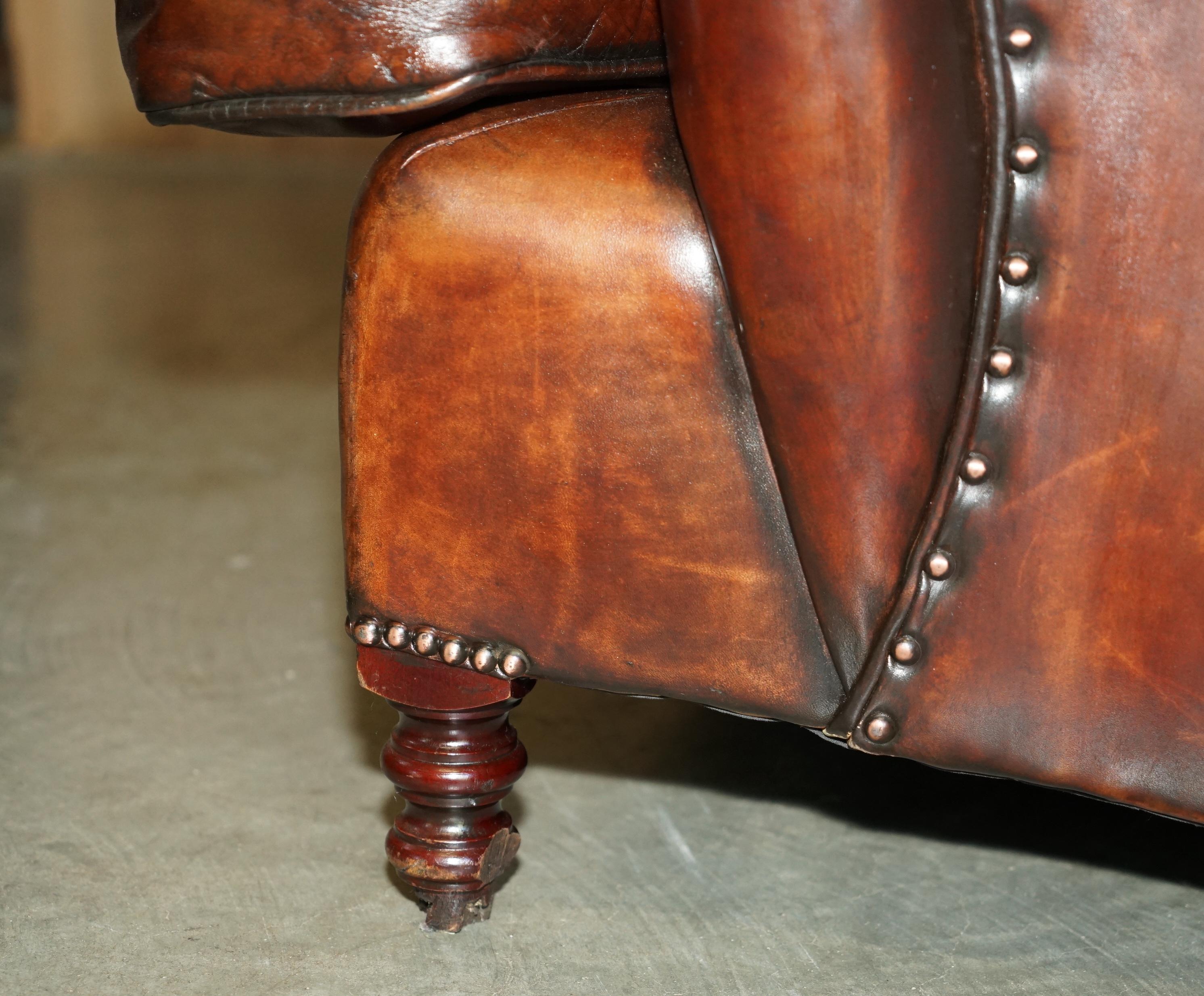MEDIUM SIZE GEORGE SMITH HOWARD & SON'S BROWN LEATHER SIGNATURE SCROLL ARM SOFA im Angebot 10