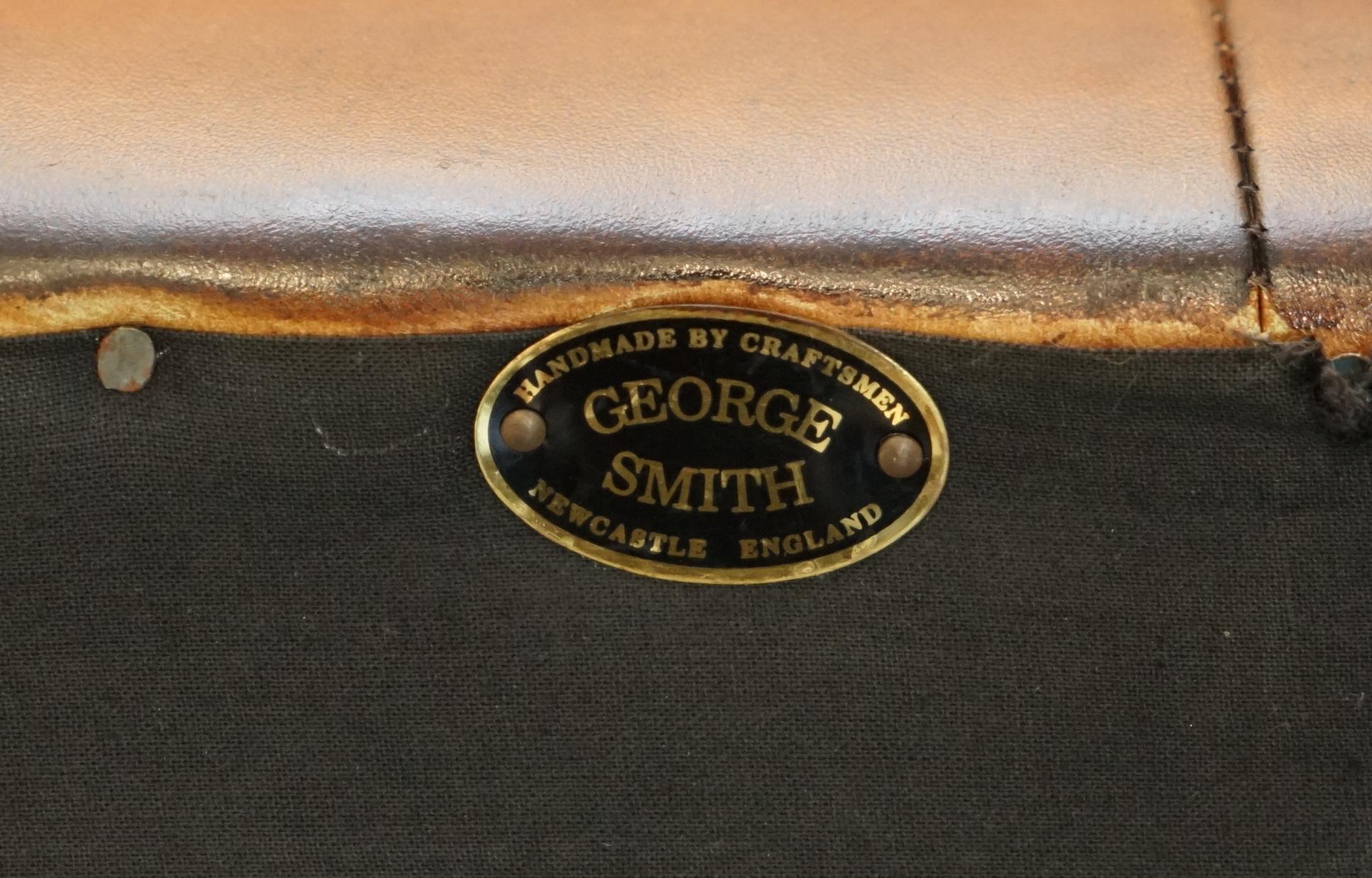 Royal House Antiques

Royal House Antiques freut sich, eines von zwei vollständig restaurierten, tief sitzenden George Smith Signature Scroll Arm Sofas mit Feder gefüllten Sockelkissen zum Verkauf anbieten zu können, die mit dem originalen Heritage