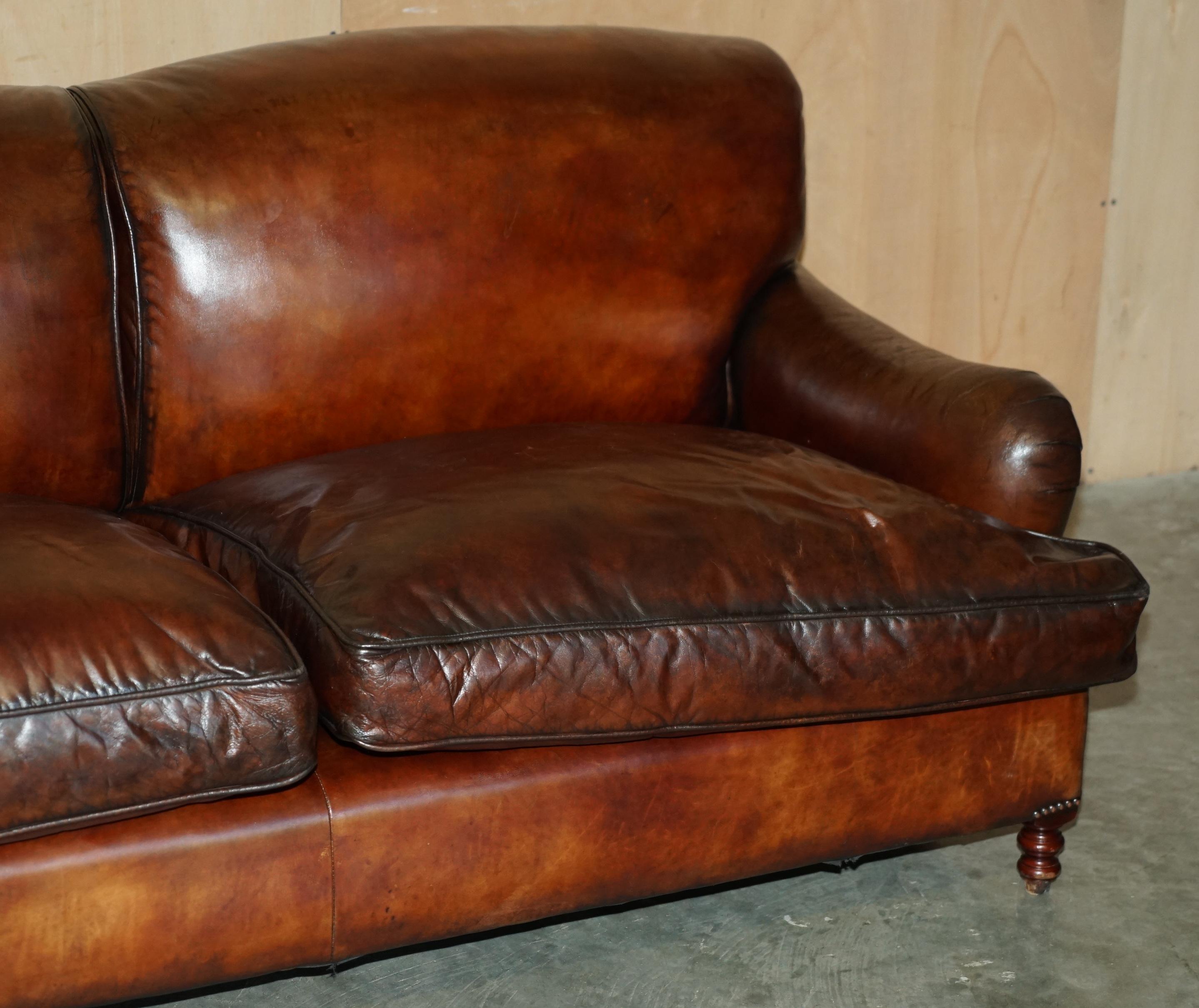 MEDIUM SIZE GEORGE SMITH HOWARD & SON'S BROWN LEATHER SIGNATURE SCROLL ARM SOFA (Handgefertigt) im Angebot