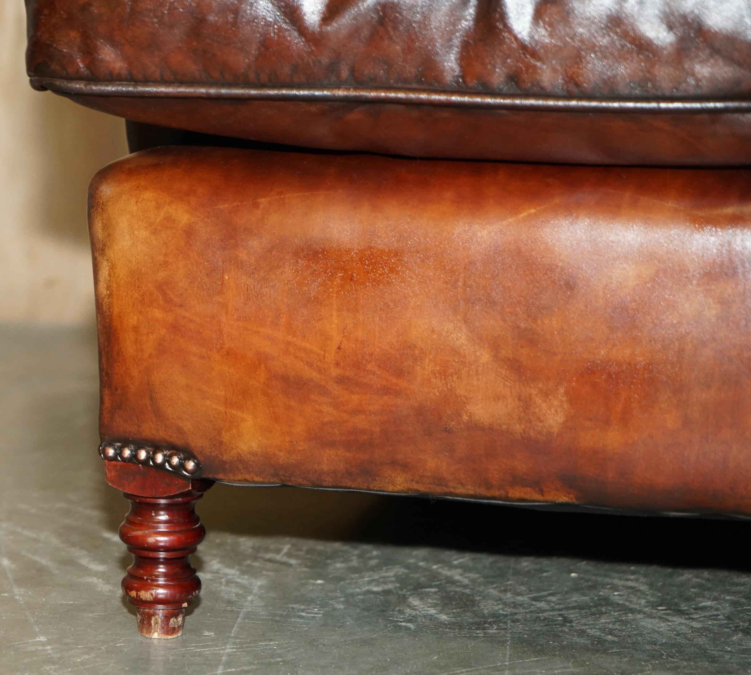 MEDIUM SIZE GEORGE SMITH HOWARD & SON'S BROWN LEATHER SIGNATURE SCROLL ARM SOFA im Zustand „Gut“ im Angebot in West Sussex, Pulborough