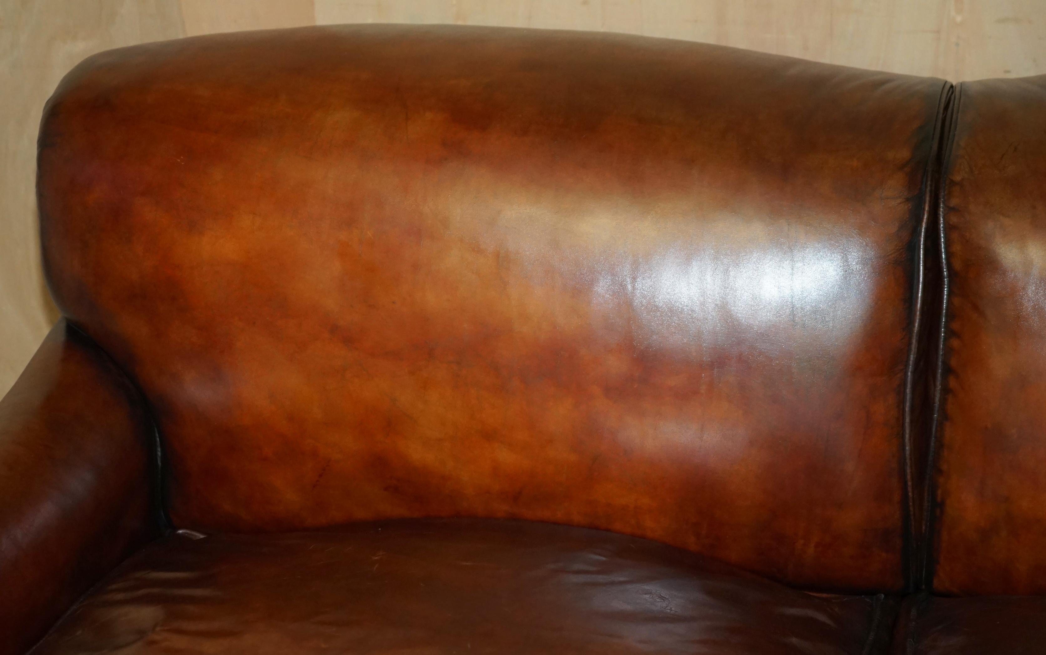 MEDIUM SIZE GEORGE SMITH HOWARD & SON'S BROWN LEATHER SIGNATURE SCROLL ARM SOFA (20. Jahrhundert) im Angebot