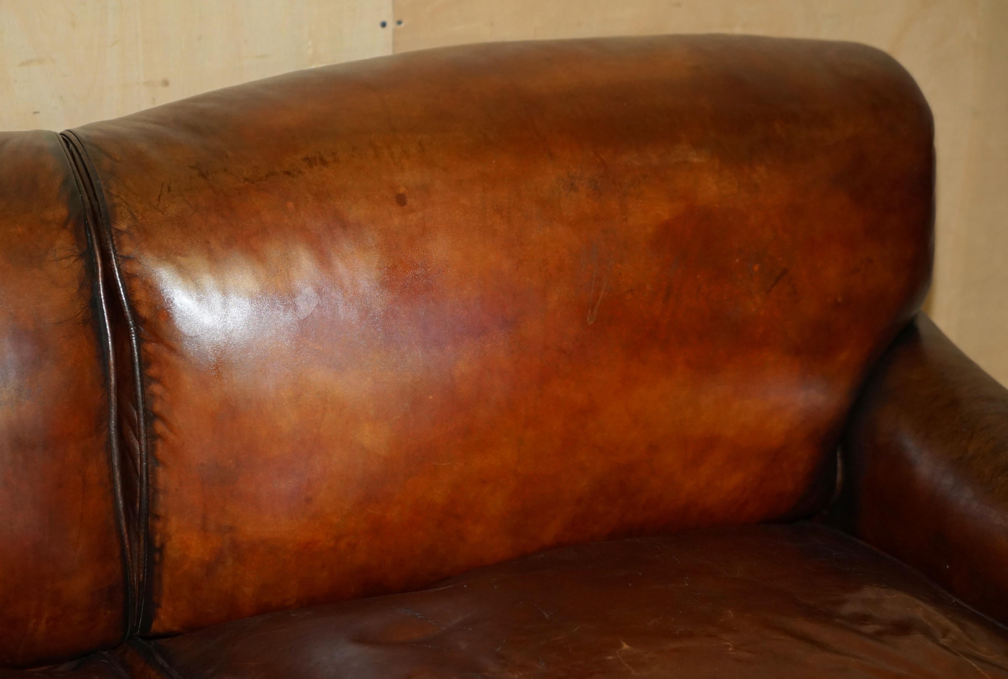 MEDIUM SIZE GEORGE SMITH HOWARD & SON'S BROWN LEATHER SIGNATURE SCROLL ARM SOFA (Leder) im Angebot