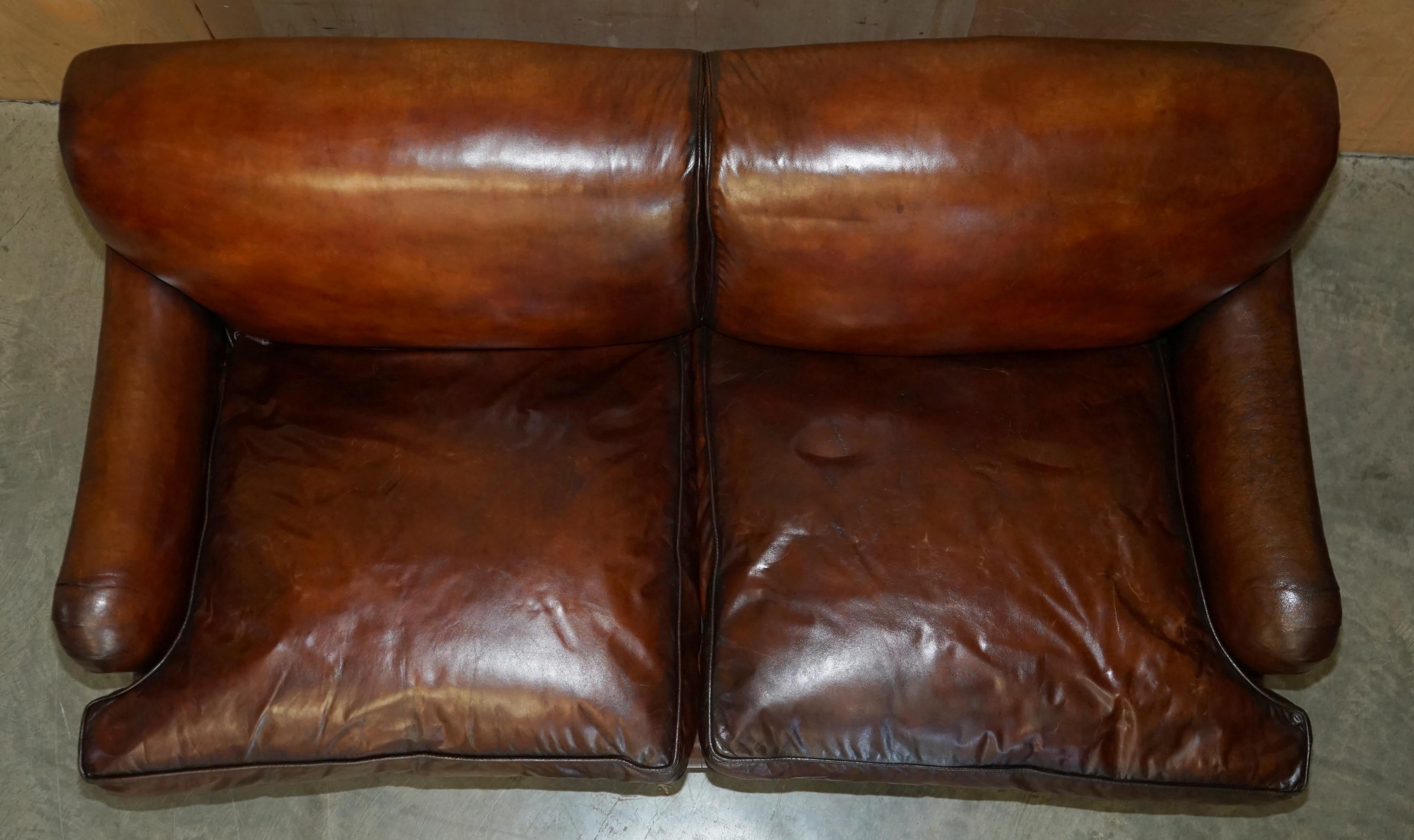 MEDIUM SIZE GEORGE SMITH HOWARD & SON'S BROWN LEATHER SIGNATURE SCROLL ARM SOFA im Angebot 1