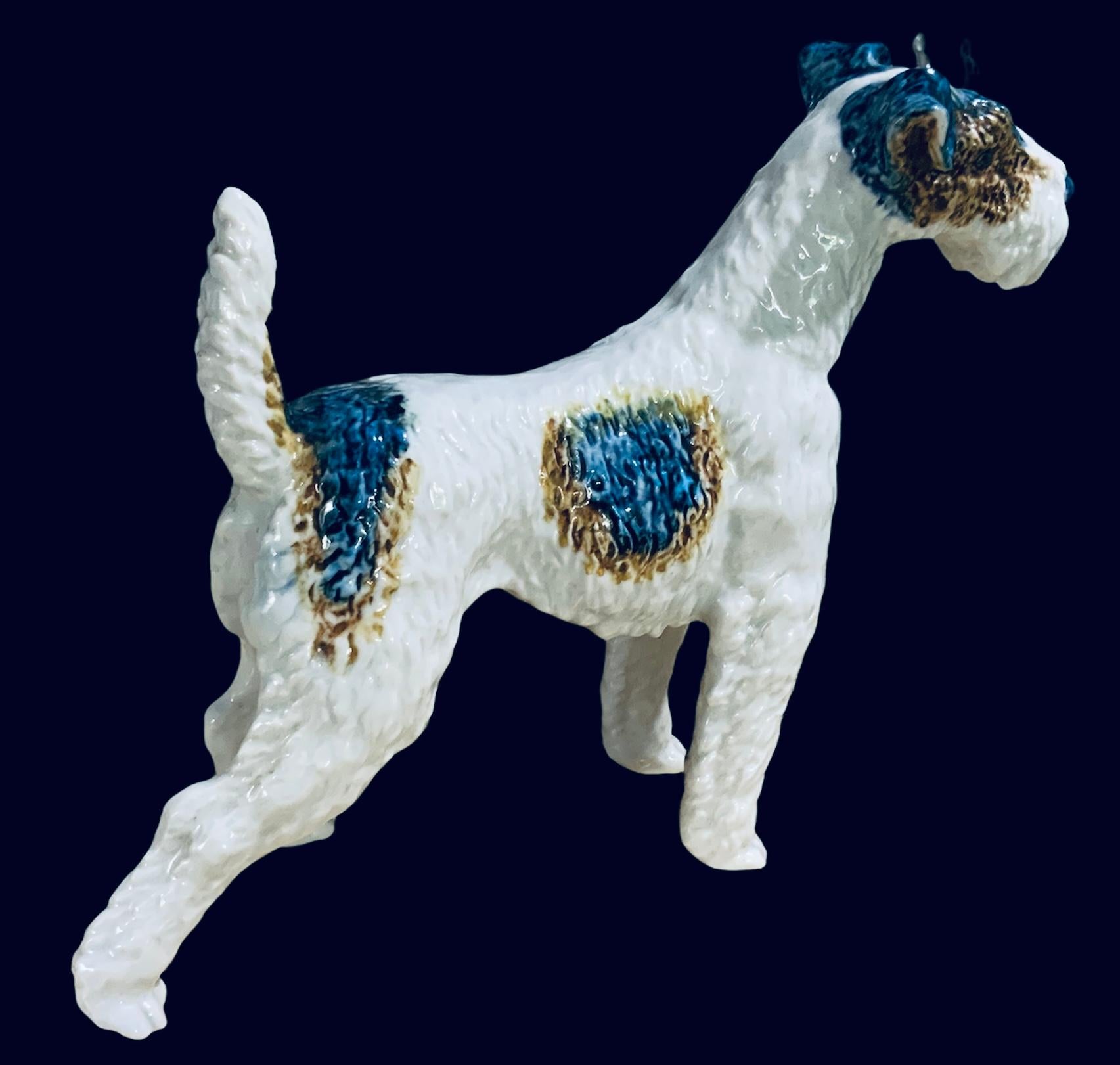 Peint à la main Chien Terrier en porcelaine émaillée de taille moyenne en vente
