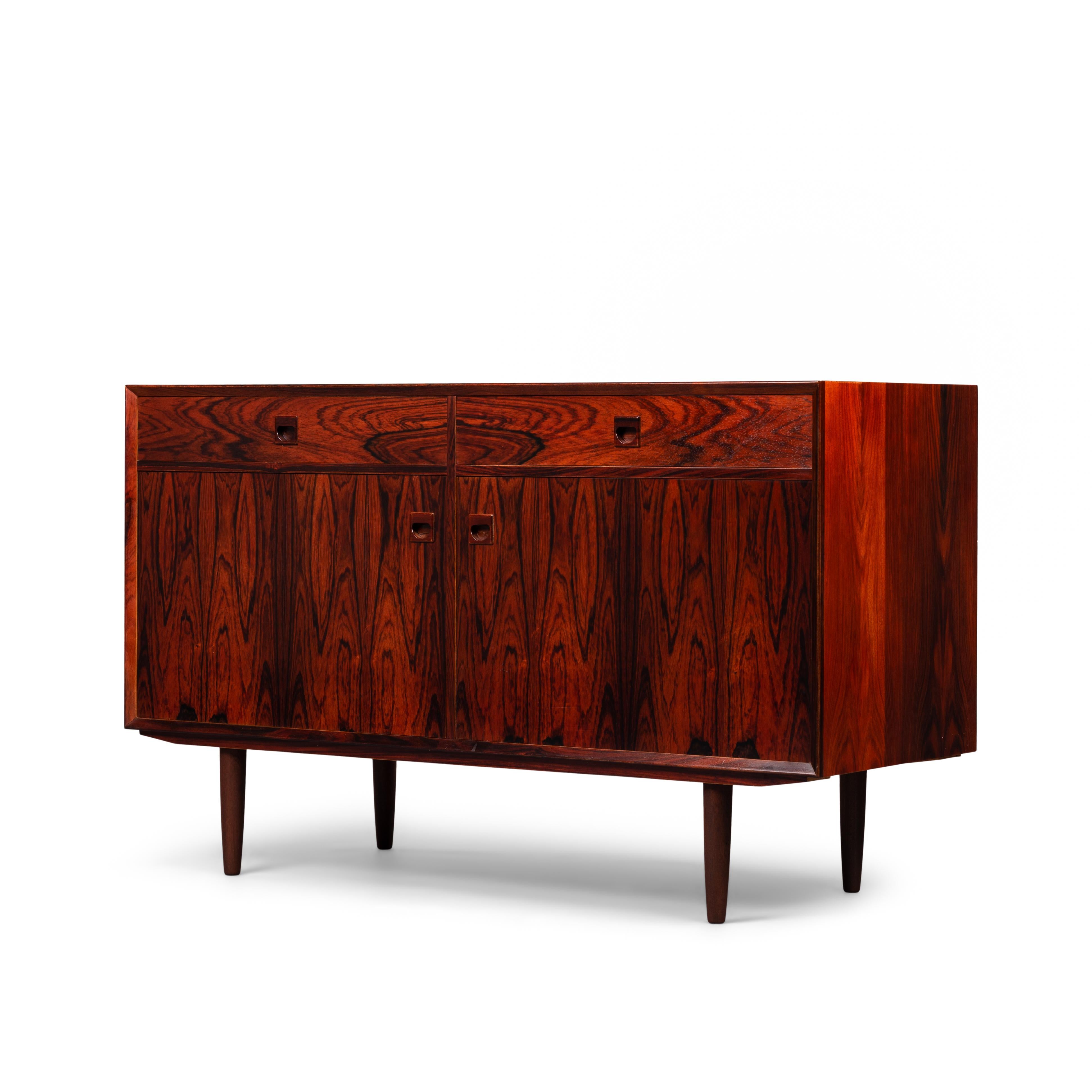 This medium sized sideboard is all about the print and colour of the hardwood veneer. Very much an eye catcher in any modern and light interior. It has the design signature of Brouer all over it with it's top veneer in dark red colour and a superb