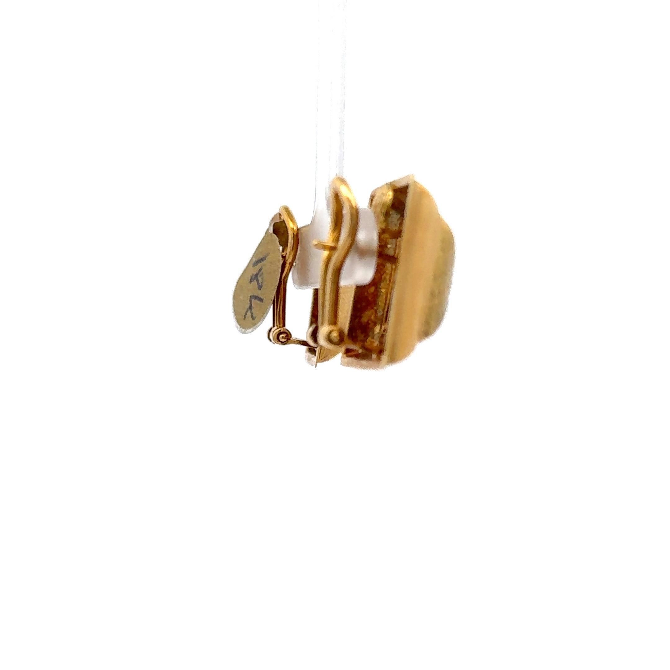 Clous d'oreilles carrés texturés en or jaune 18 carats de taille moyenne 13,2 grammes Excellent état - En vente à New York, NY