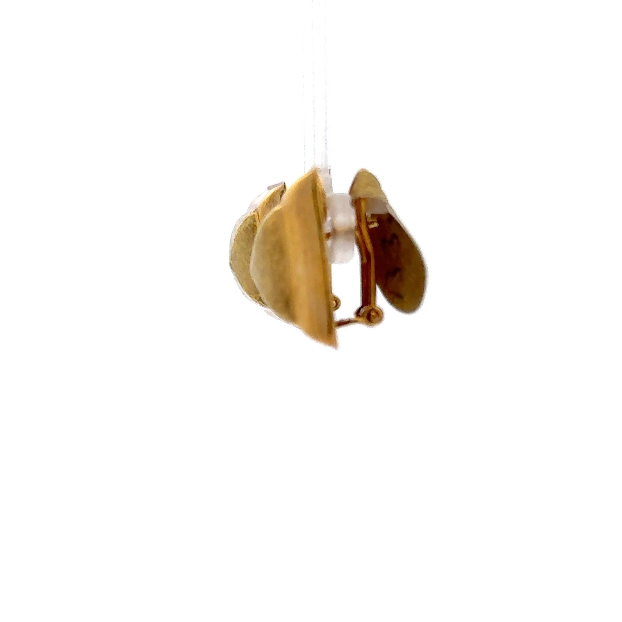 Clous d'oreilles carrés texturés en or jaune 18 carats de taille moyenne 13,2 grammes Pour femmes en vente
