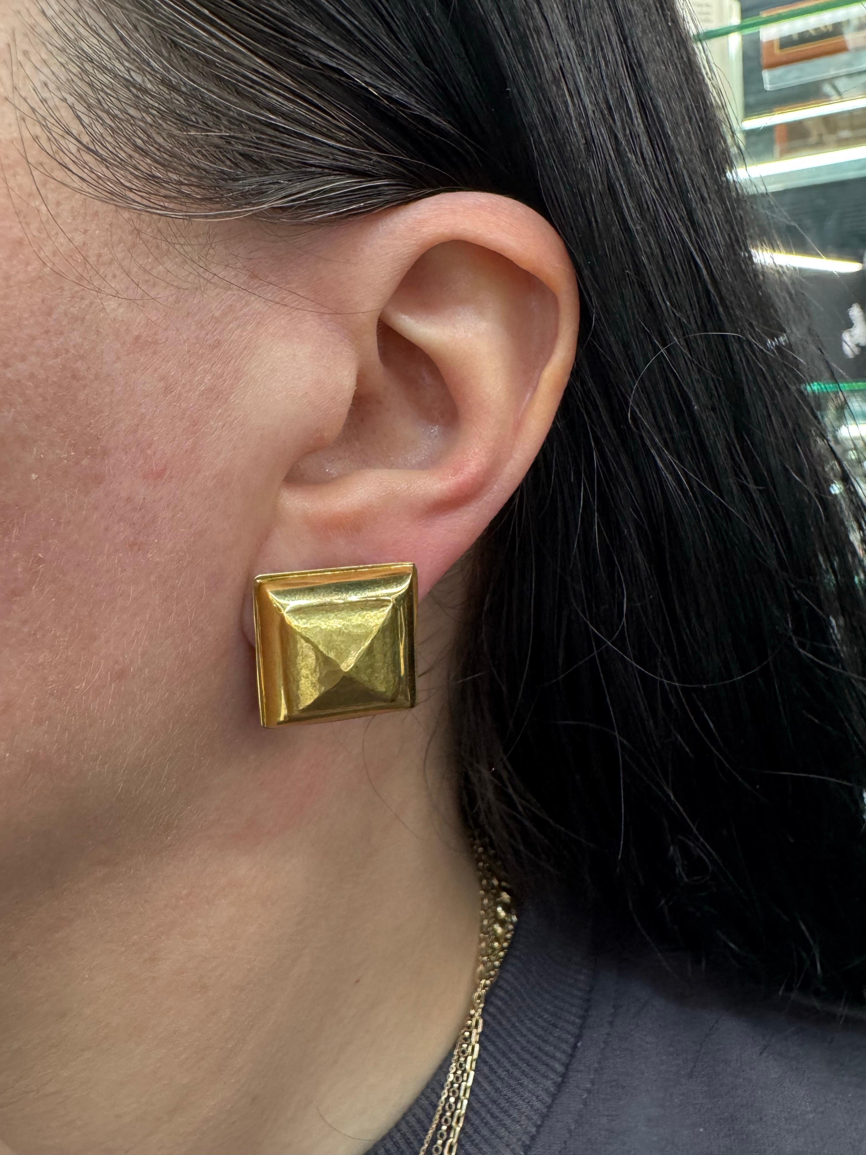 Clous d'oreilles carrés texturés en or jaune 18 carats de taille moyenne 13,2 grammes en vente 2