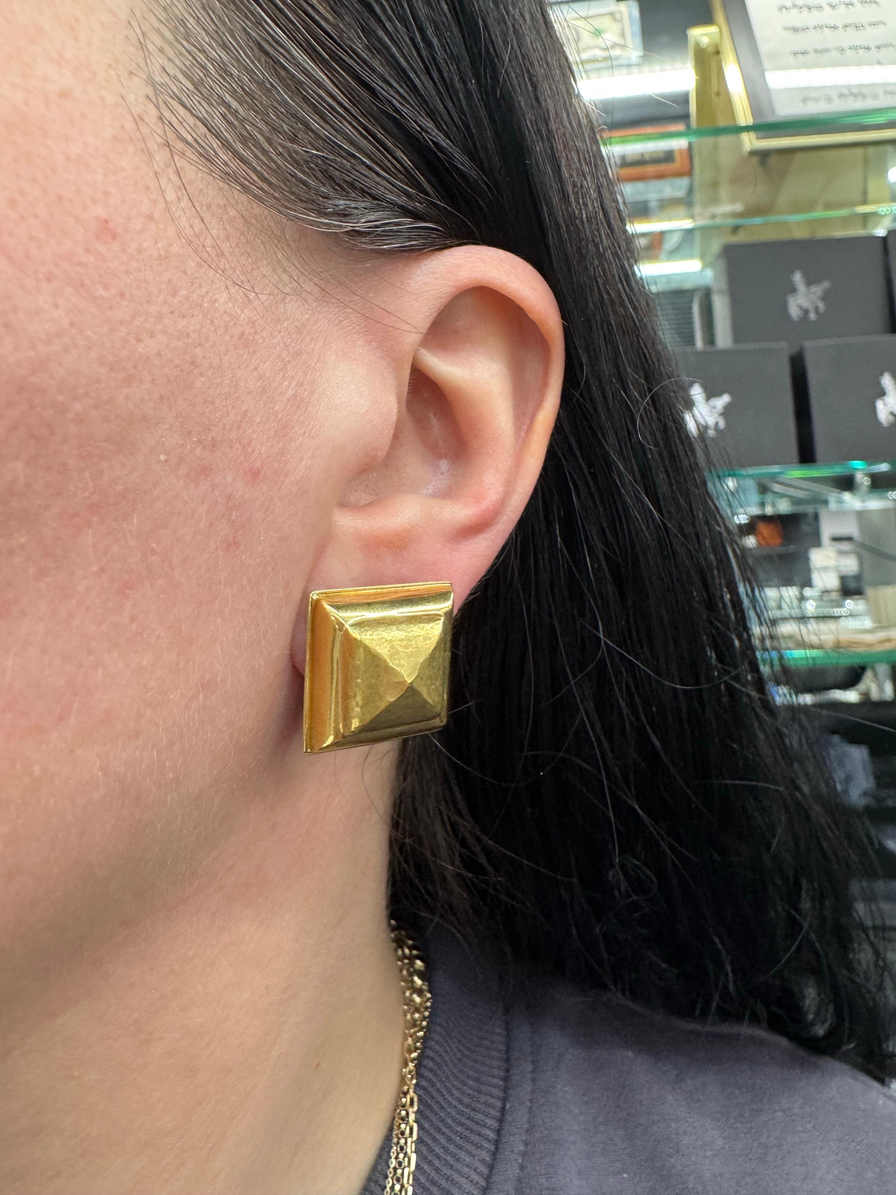 Clous d'oreilles carrés texturés en or jaune 18 carats de taille moyenne 13,2 grammes en vente 3