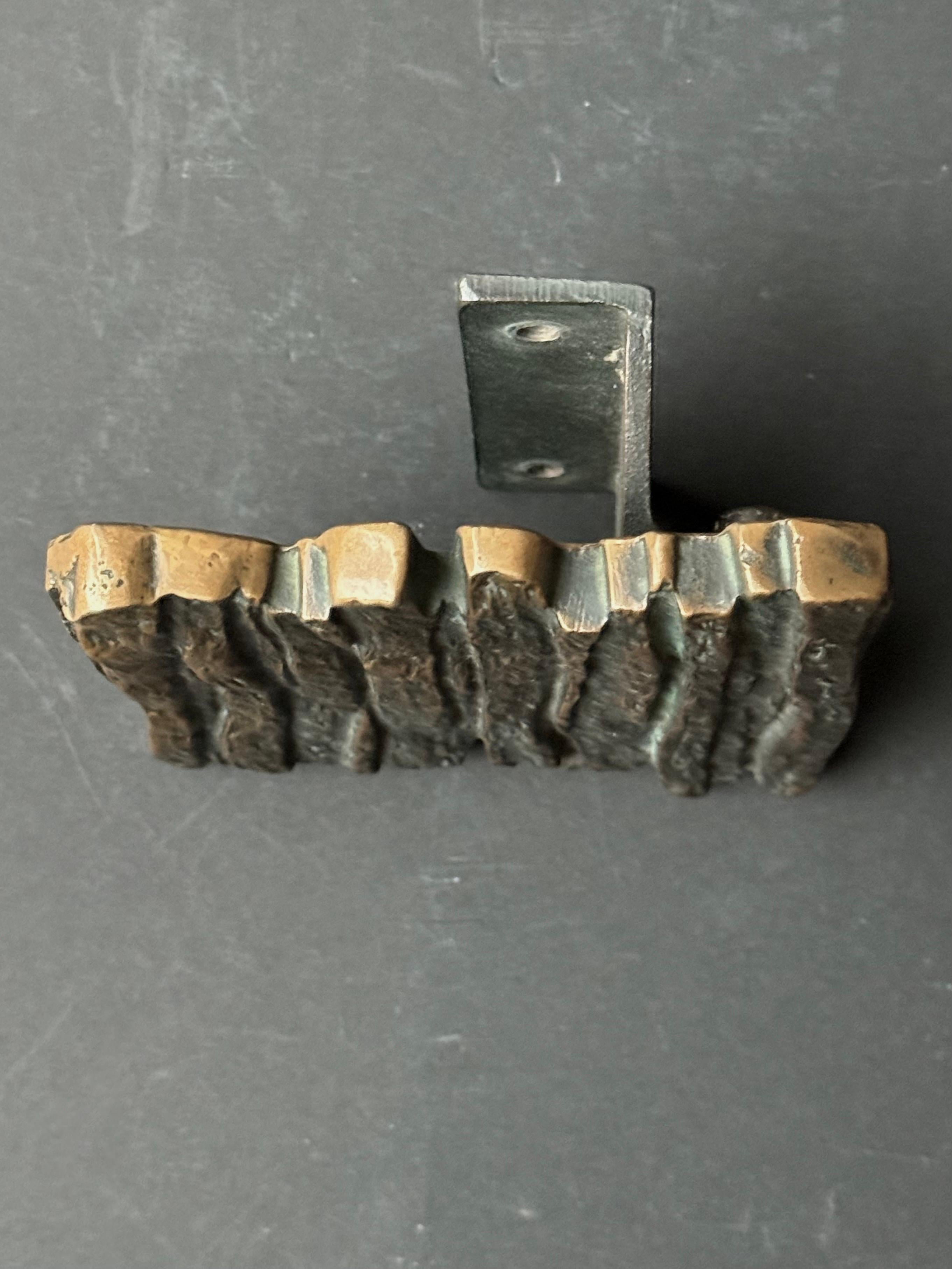 Medium-Sized Bronze Door Handle with Bark or Rock Pattern II In Good Condition For Sale In London, GB