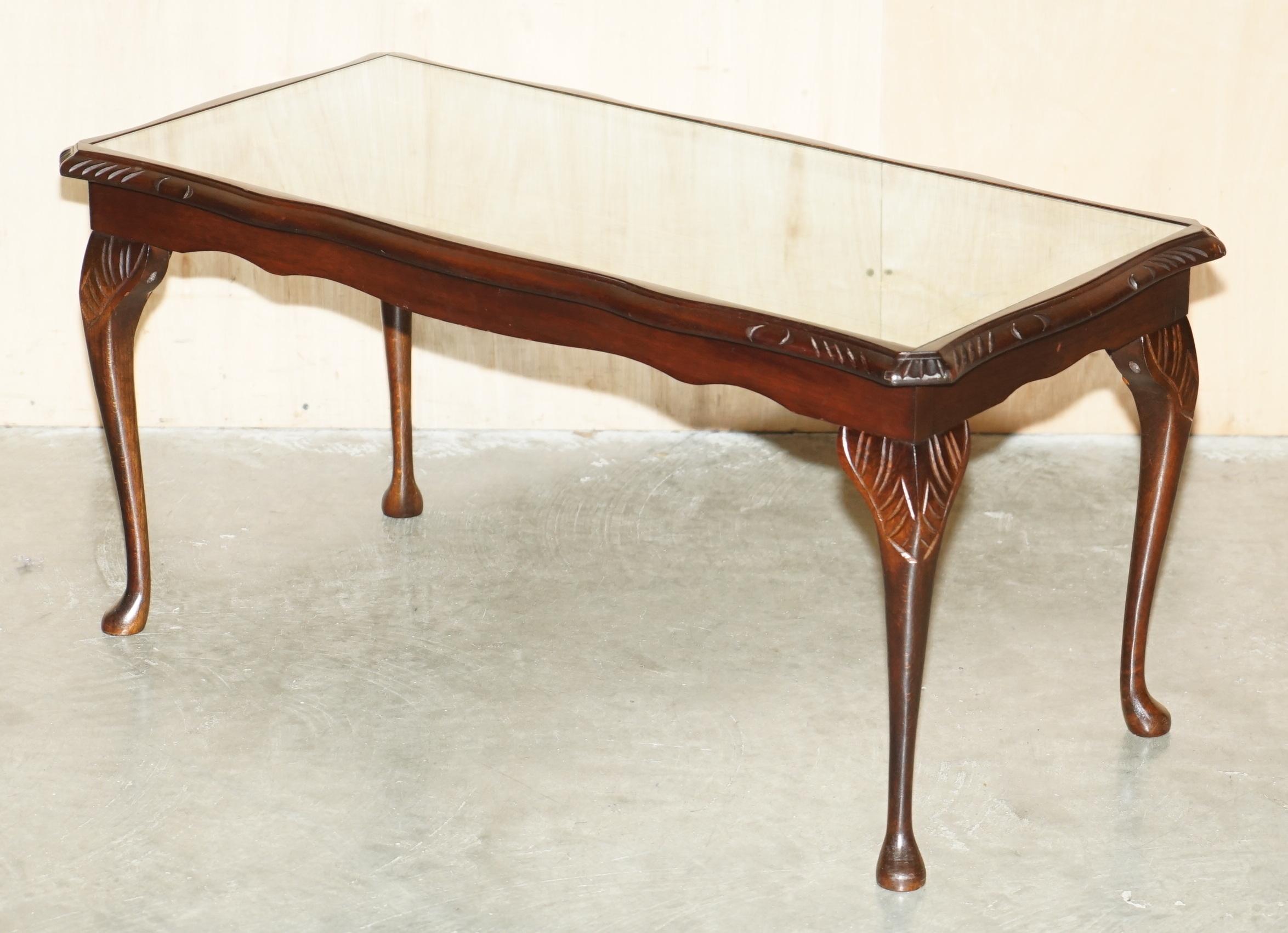 Royal House Antiques

The House Antiques a le plaisir de proposer à la vente cette table basse vintage Bevan Funnell de taille moyenne avec un beau plateau en cuir vert gaufré à la feuille d'or, terminé par une plaque de verre encastrée.

Veuillez