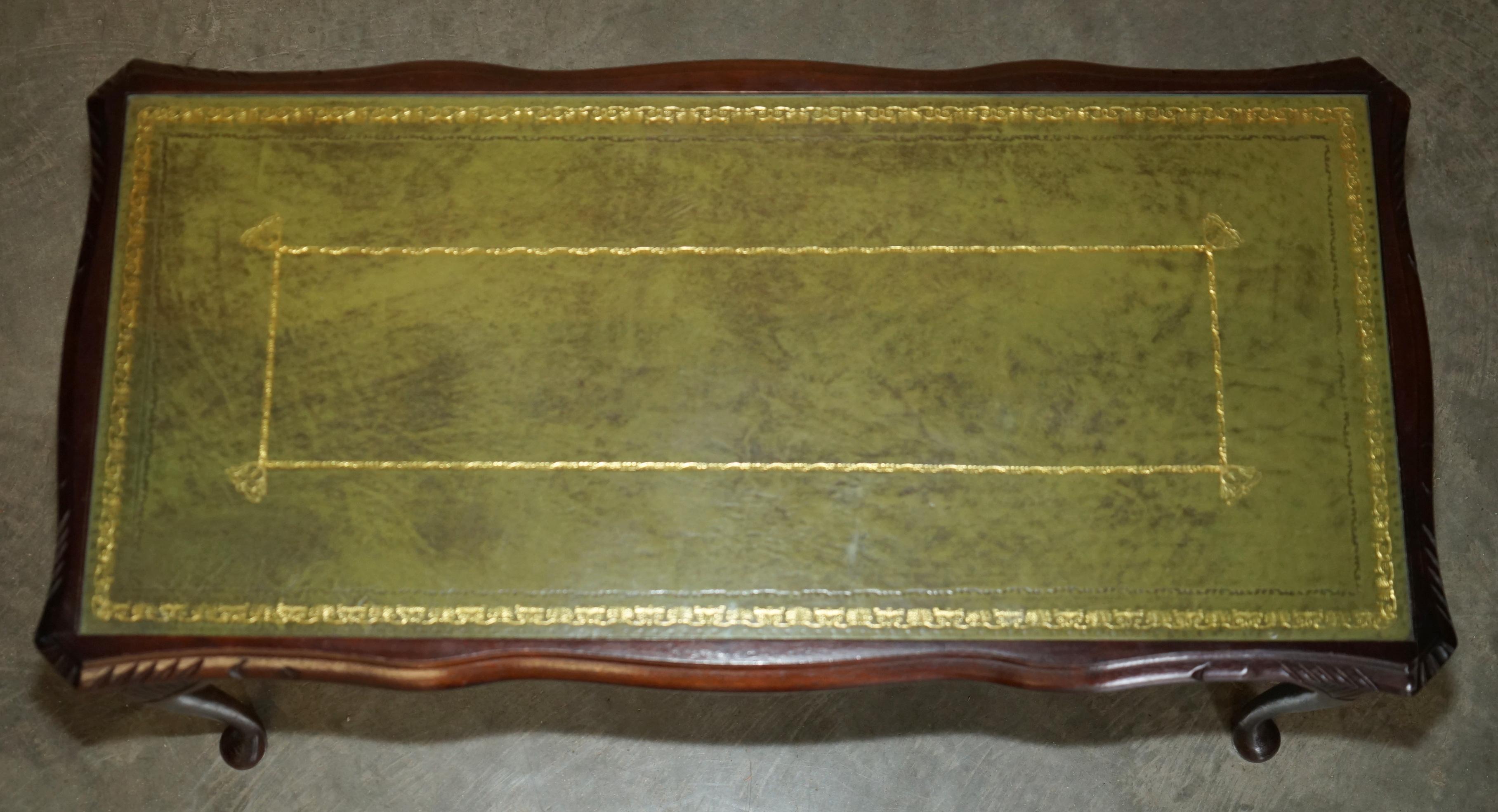 Anglais TABLE A CAFÉ BEVAN FUNNELL DE TAILLE MOYENNE EN CUIR VERT & BOIS DE BEECH NICE PATINA en vente