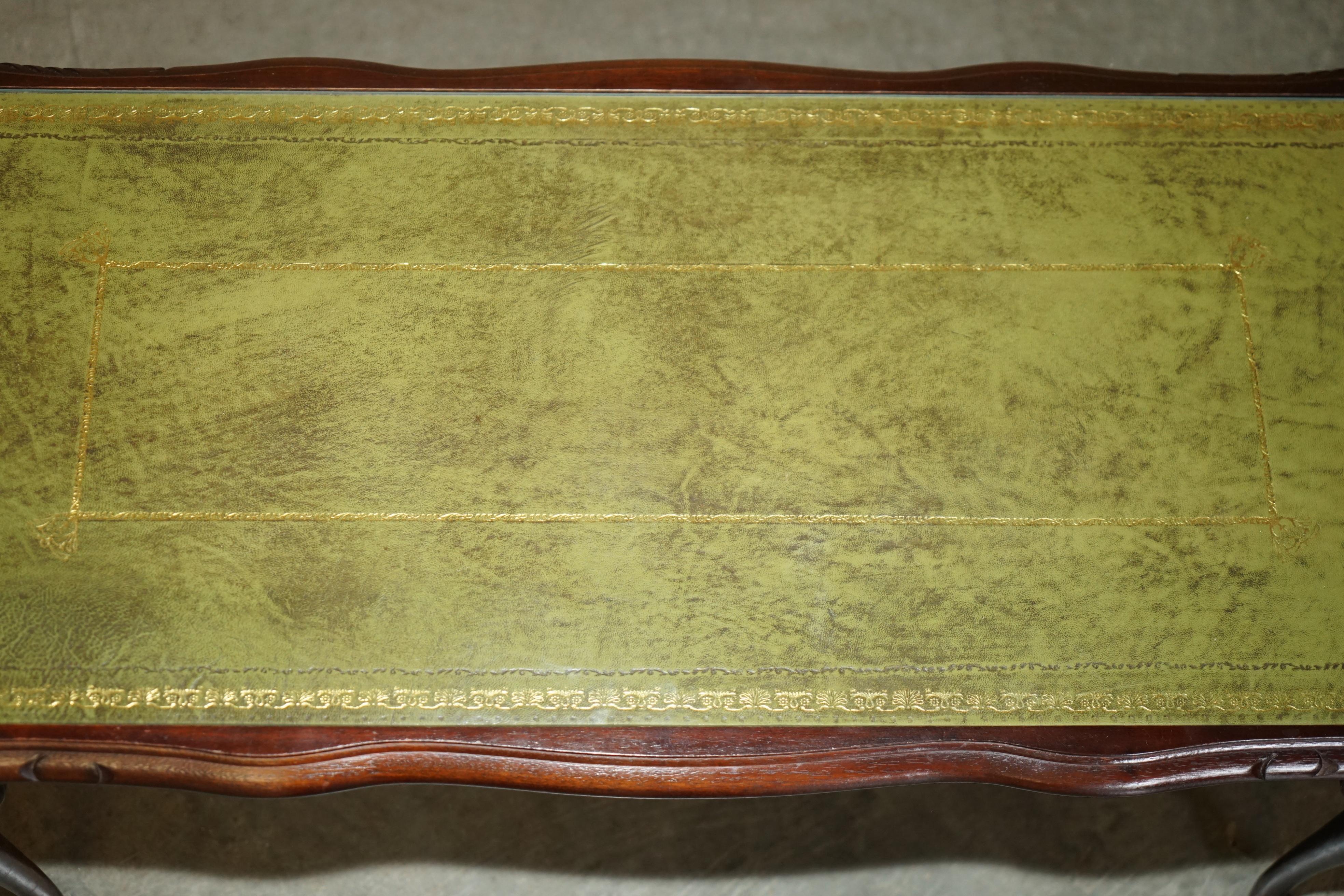 Fait main TABLE A CAFÉ BEVAN FUNNELL DE TAILLE MOYENNE EN CUIR VERT & BOIS DE BEECH NICE PATINA en vente
