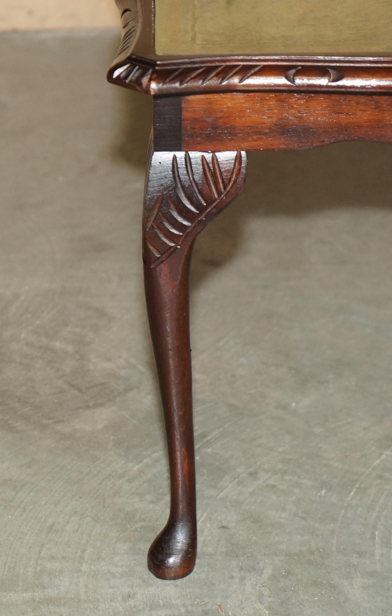 TABLE A CAFÉ BEVAN FUNNELL DE TAILLE MOYENNE EN CUIR VERT & BOIS DE BEECH NICE PATINA en vente 1