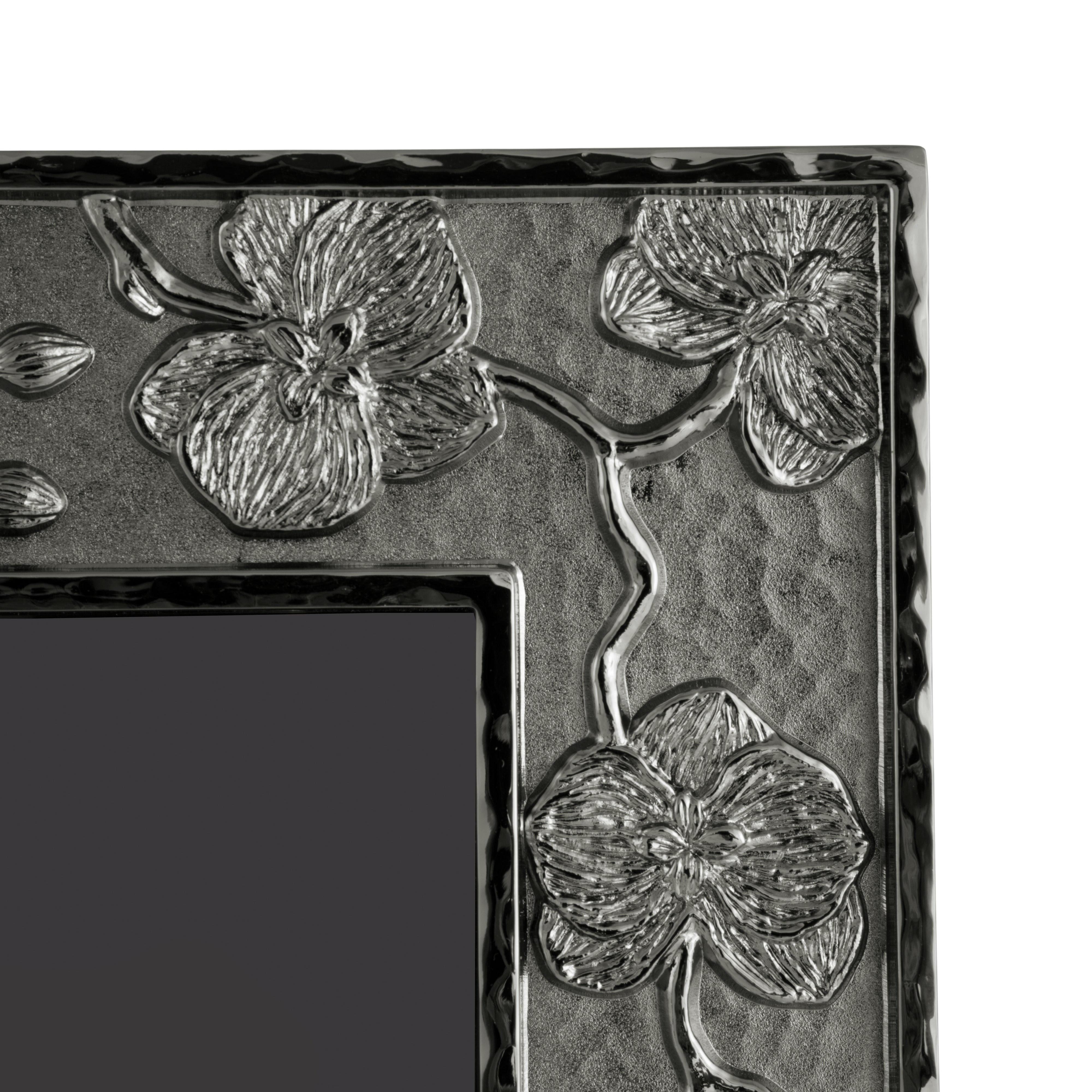 Marco de Fotos Mediano en Chapa de Níquel Negra con Motivo Floral Orquídea Negra. en venta 3