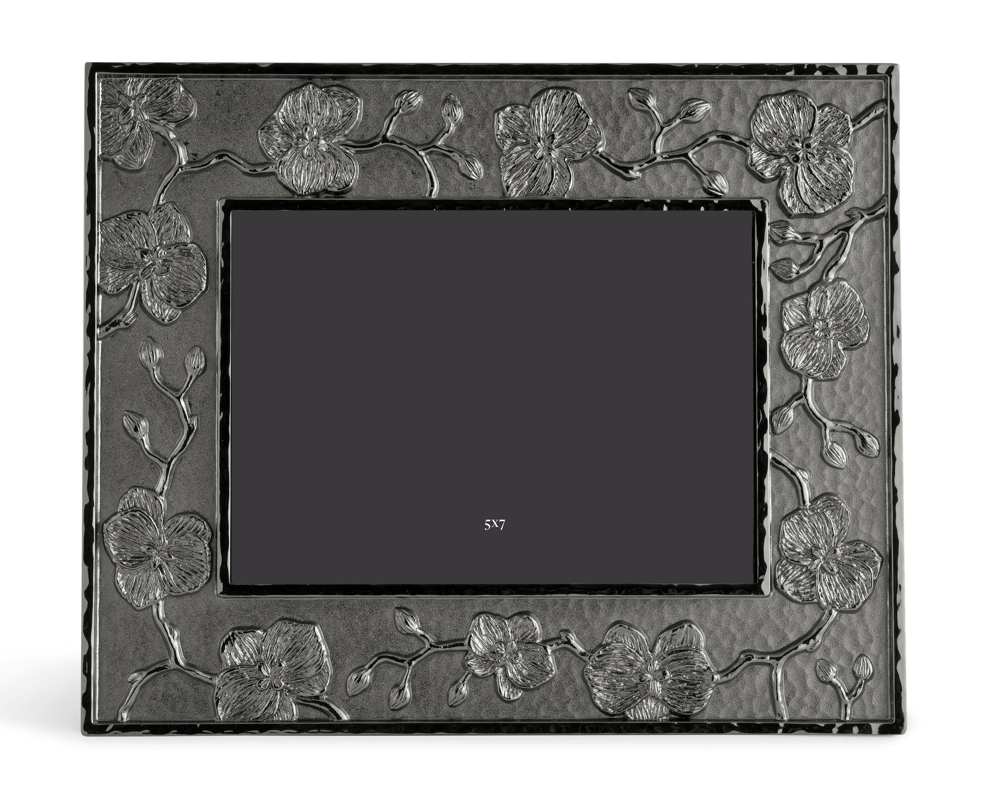 Marco de fotos contemporáneo de tamaño mediano en chapa de níquel negro con motivo floral de orquídea negra.

Marco de fotos mediano en chapa de níquel negro con un motivo floral con incrustaciones de orquídeas negras. Puede colocarse horizontal o