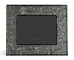 Medium-großer Fotorahmen aus schwarzem Nickelblech mit schwarzem Orchideen-Blumenmotiv.