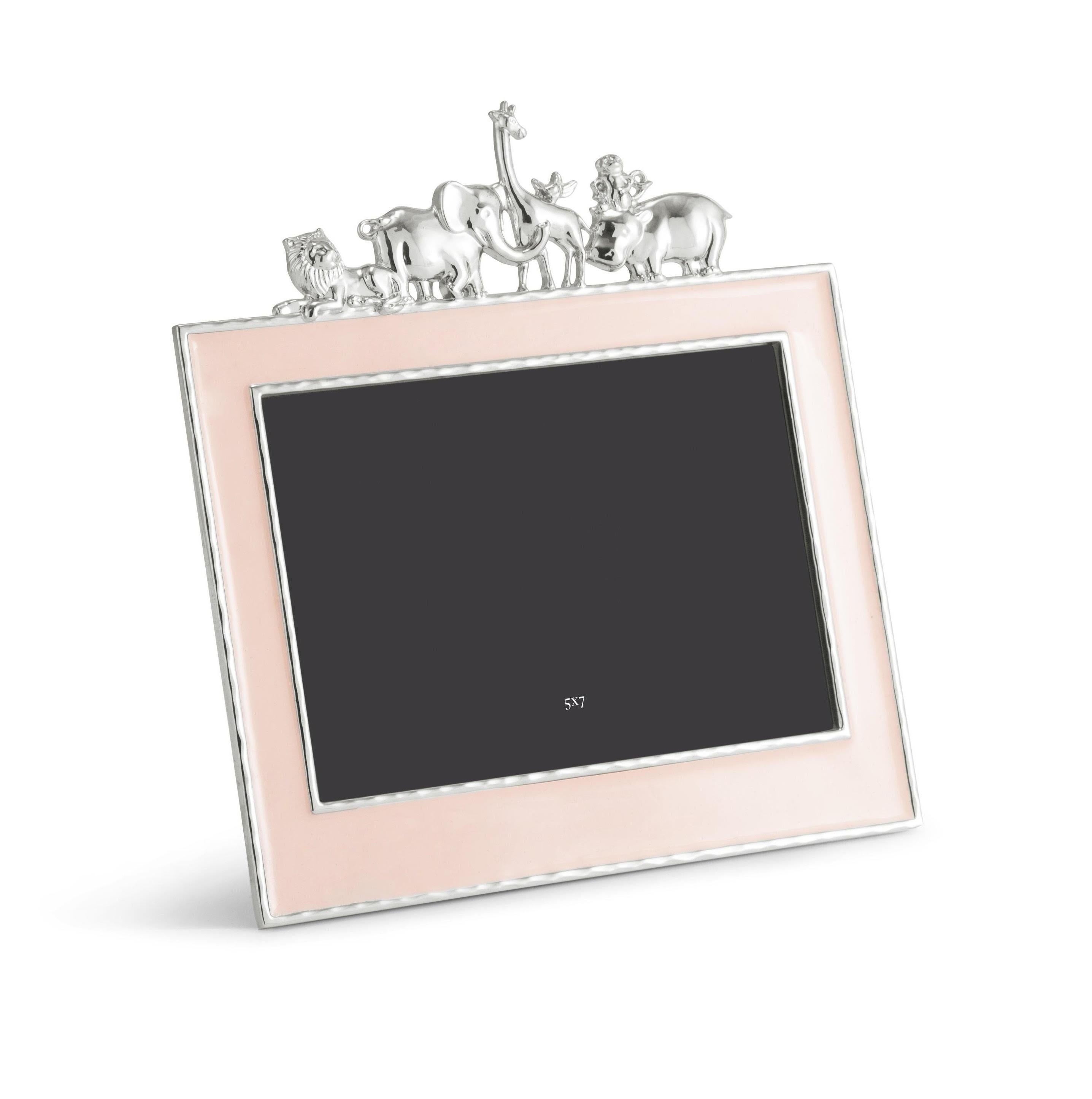 Savannah animal photo frame with pink border, silver-plated and enamelled, medium-sized model.
Share adventurous moments with friends and family with this captivating animal photo frame. Made from silver metal and enamelled in pink, this decorative