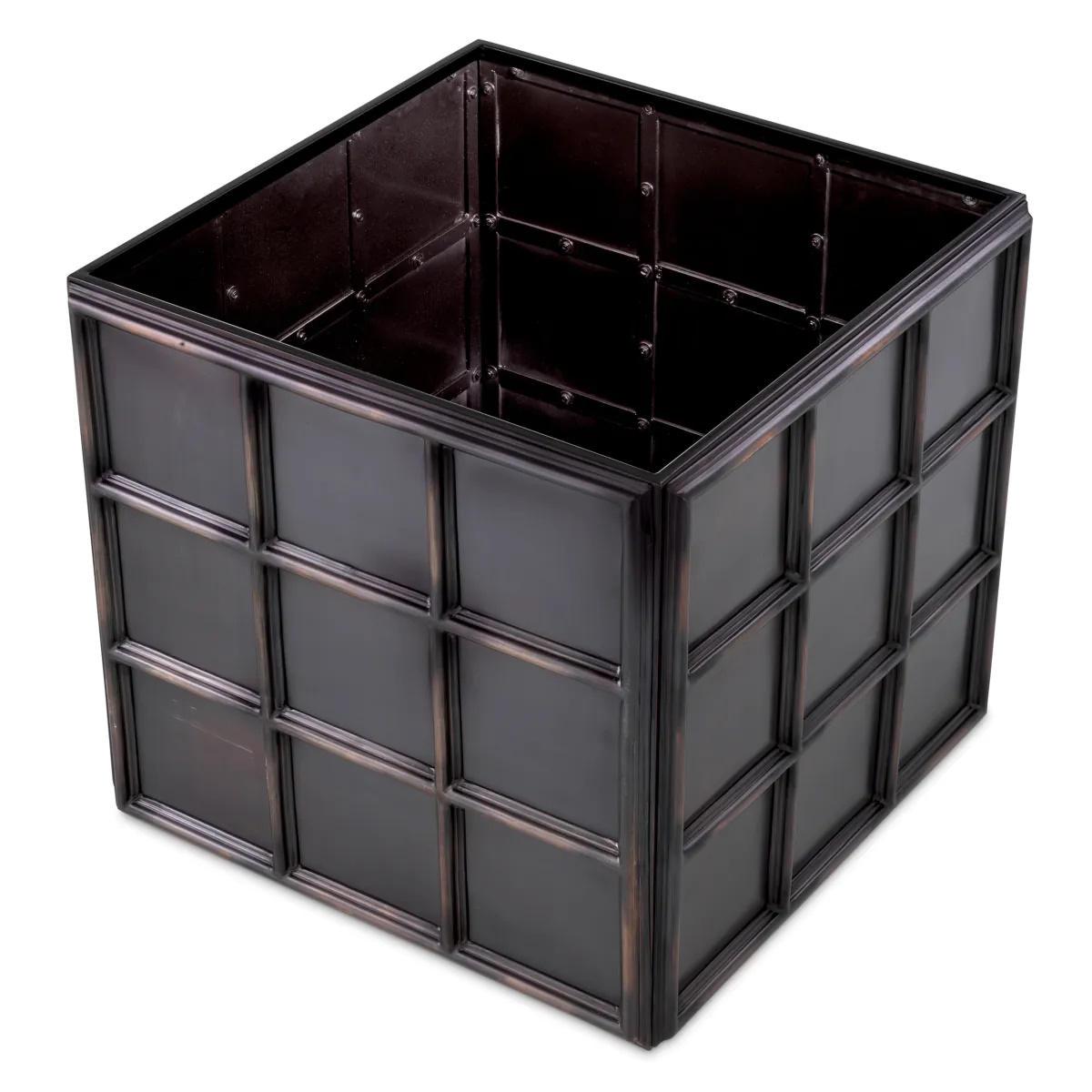 Fioriera di medie dimensioni in metallo patinato bronzo antico, dall'allure senza tempo.

Scopri questa versatile fioriera, dove l'eleganza vintage incontra il design funzionale.

Con la sua finitura in bronzo antico e la sua forma quadrata, questa