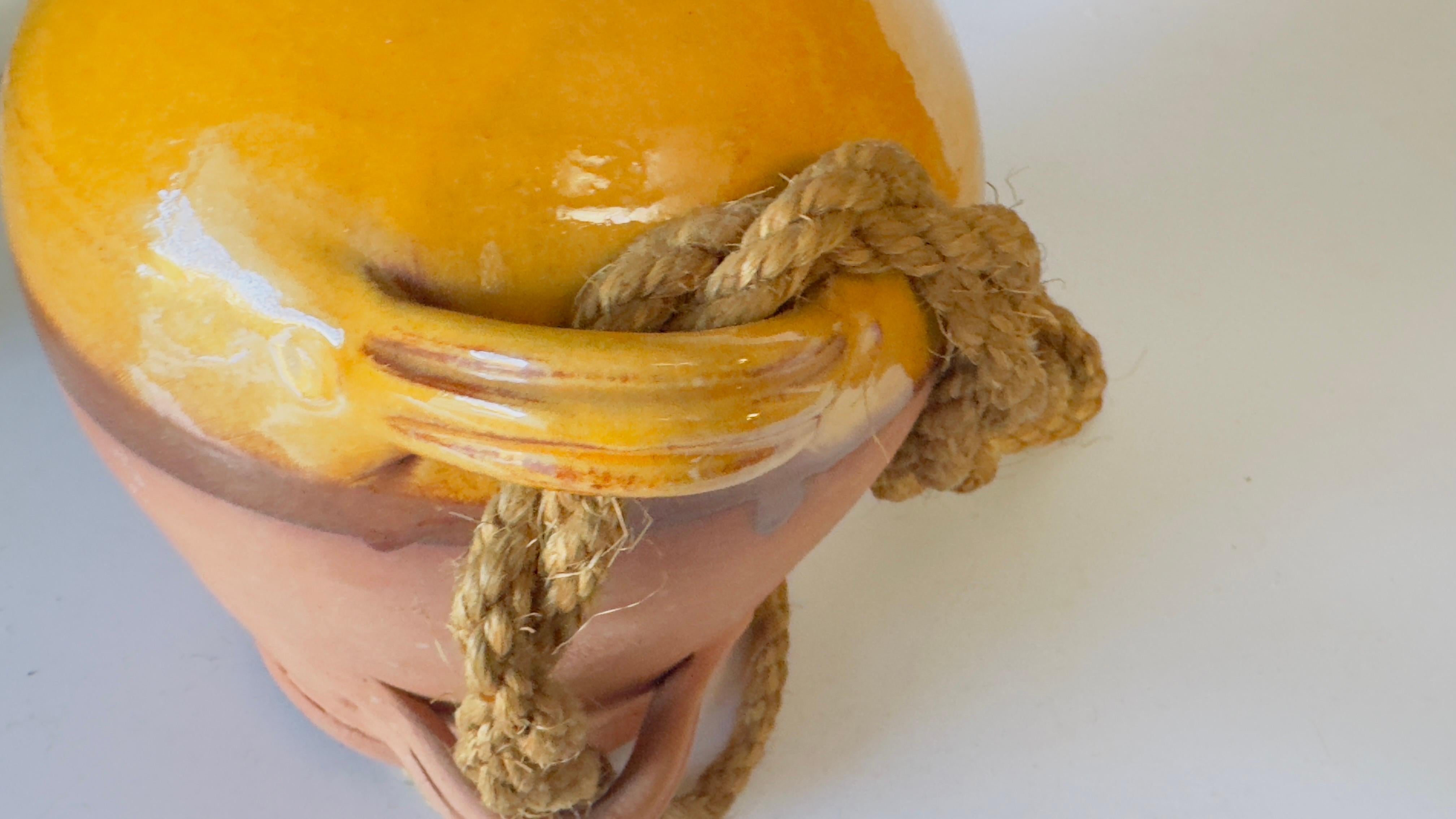 Francese Vaso di medie dimensioni in stile provenzale, smalto giallo ocra, 20° secolo  con una corda in vendita