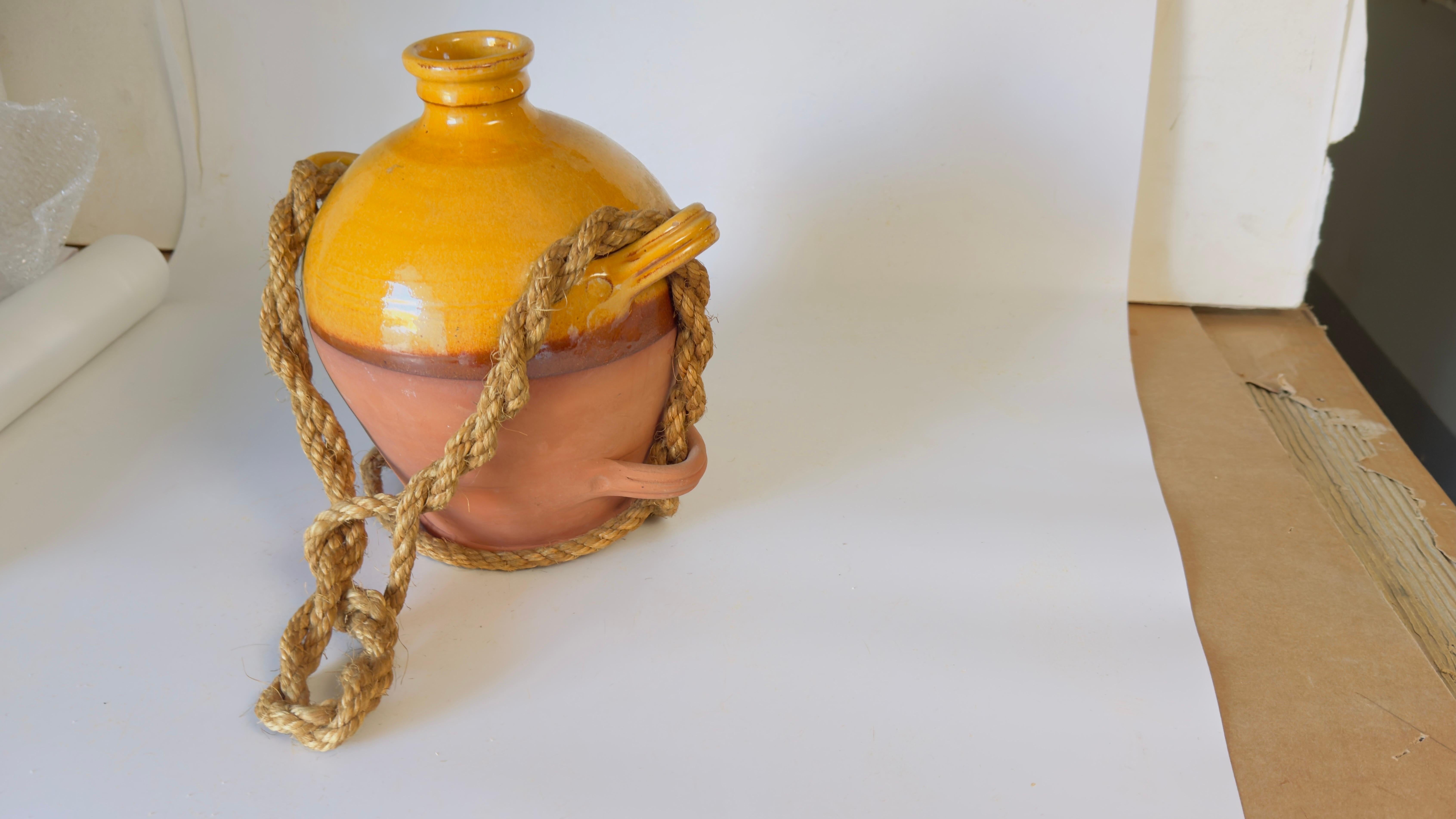 Vaso di medie dimensioni in stile provenzale, smalto giallo ocra, 20° secolo  con una corda In condizioni buone in vendita a Auribeau sur Siagne, FR