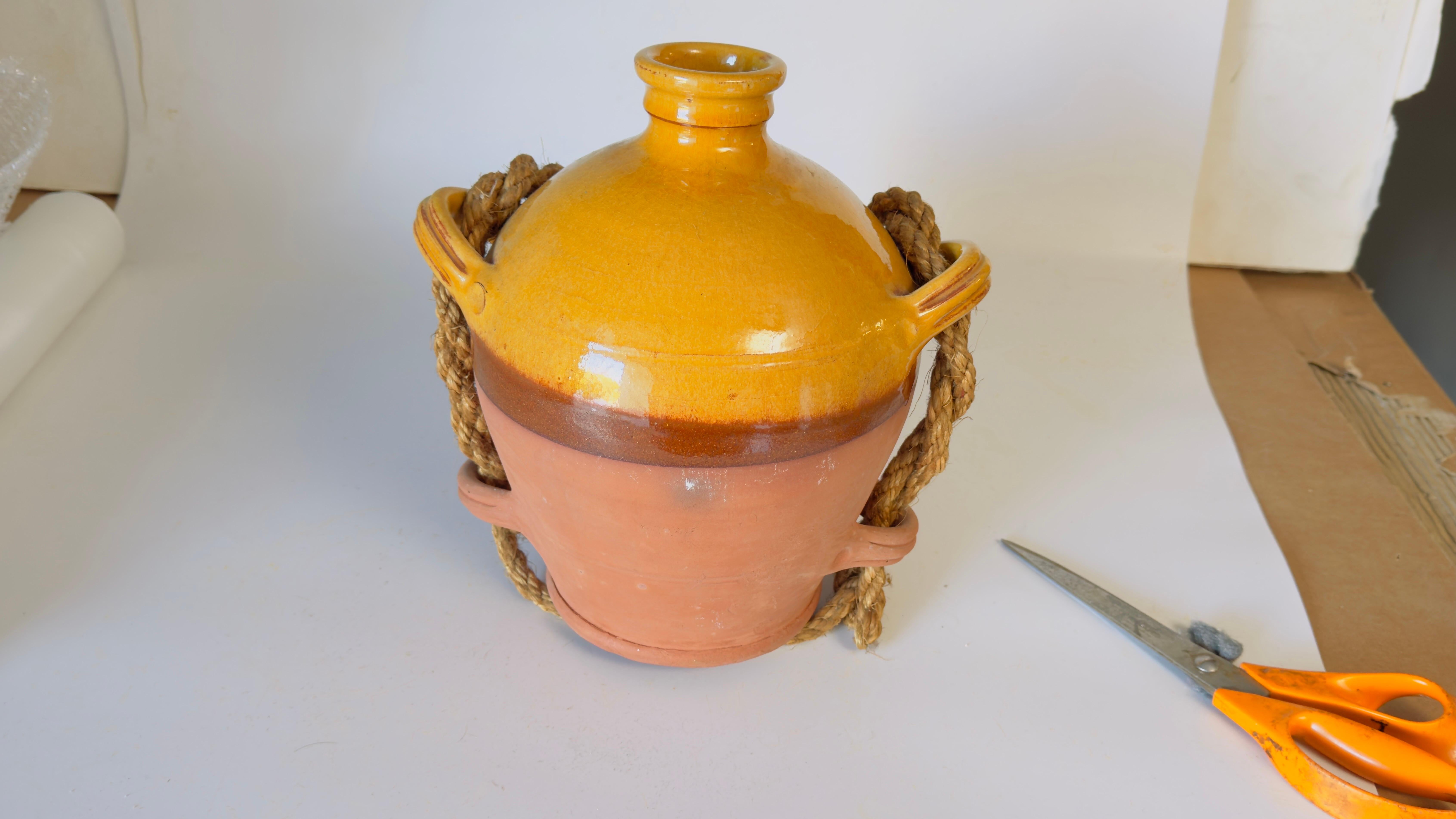 XX secolo Vaso di medie dimensioni in stile provenzale, smalto giallo ocra, 20° secolo  con una corda in vendita
