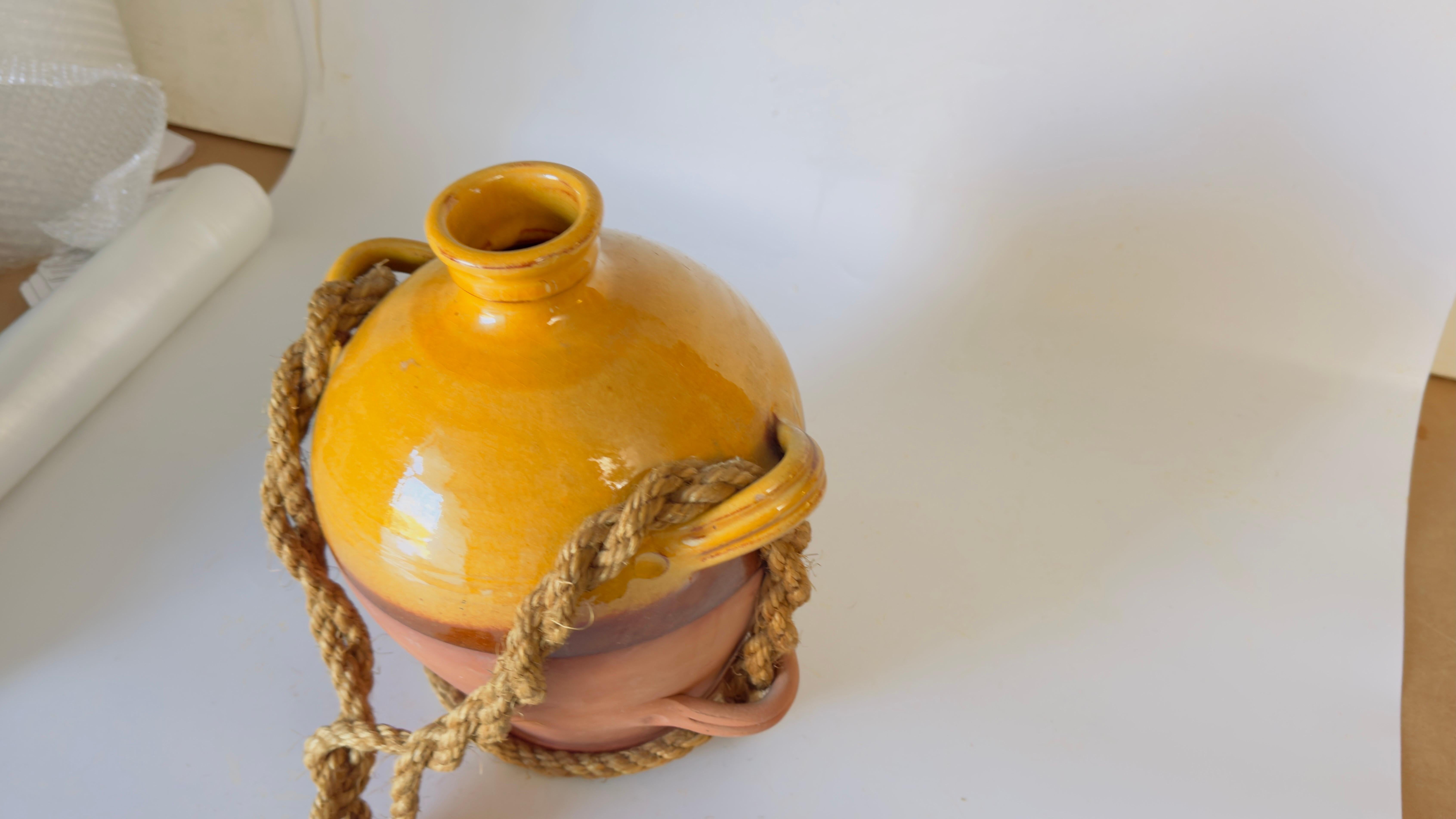 Cotto Vaso di medie dimensioni in stile provenzale, smalto giallo ocra, 20° secolo  con una corda in vendita
