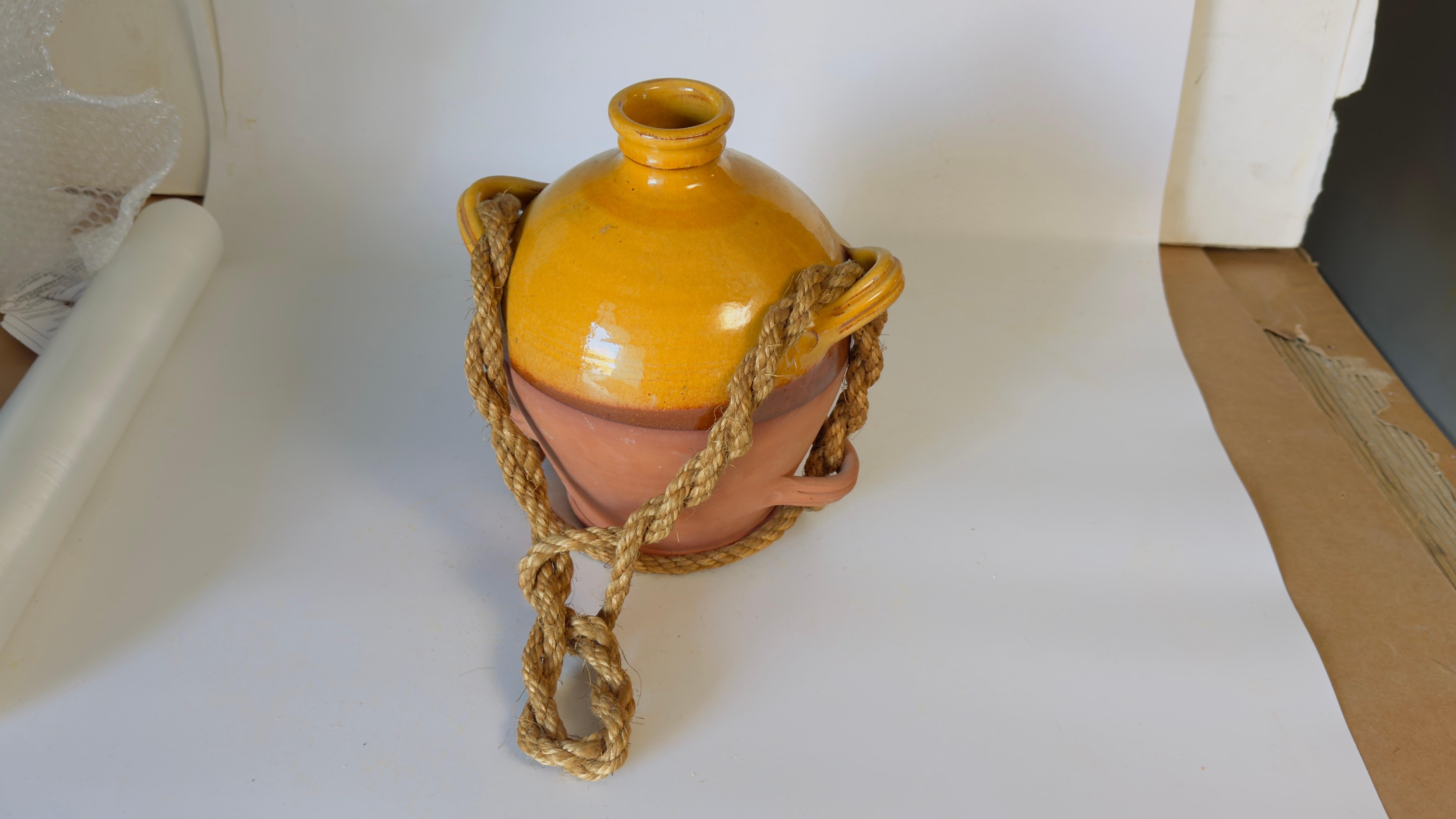 Vaso di medie dimensioni in stile provenzale, smalto giallo ocra, 20° secolo  con una corda in vendita 1