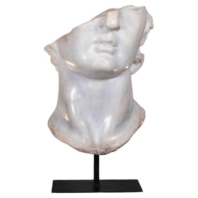 Escultura de resina de tamaño medio que representa un fragmento de la escultura de Apolo.