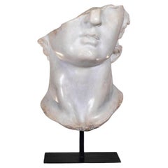 Medium-große Harzskulptur, die ein Fragment der Apollo-Skulptur darstellt.