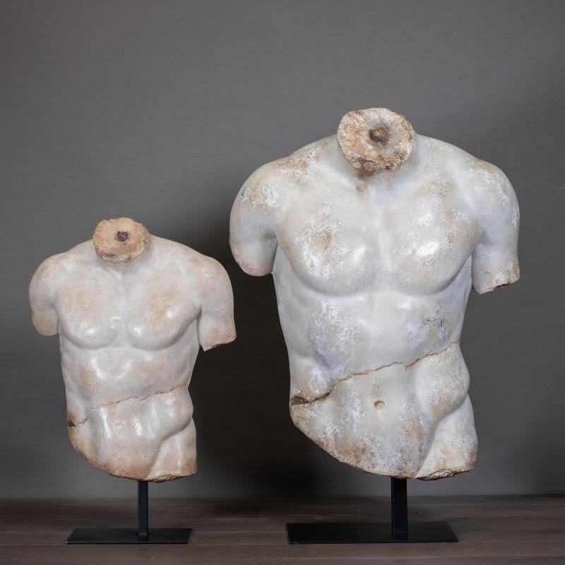 Scultura di medie dimensioni in stile antico, con una patina fine e un effetto marmo bianco.

Questo frammento di busto di discoforo proviene dalla riproduzione di una statua originale in bronzo (oggi perduta), realizzata dallo scultore greco