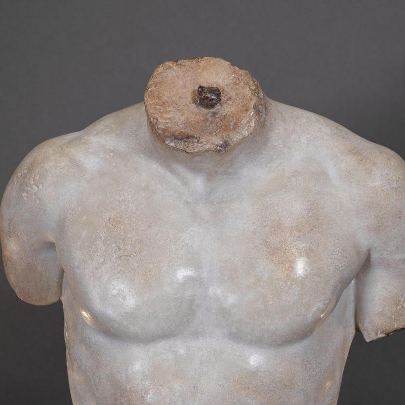 Francese Scultura di medie dimensioni, in stile antico, con una patina fine, effetto marmo bianco. in vendita