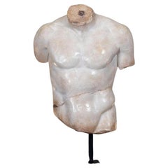 Escultura de Tamaño Medio, Estilo Antiguo, con una Pátina Fina, Efecto Mármol Blanco.