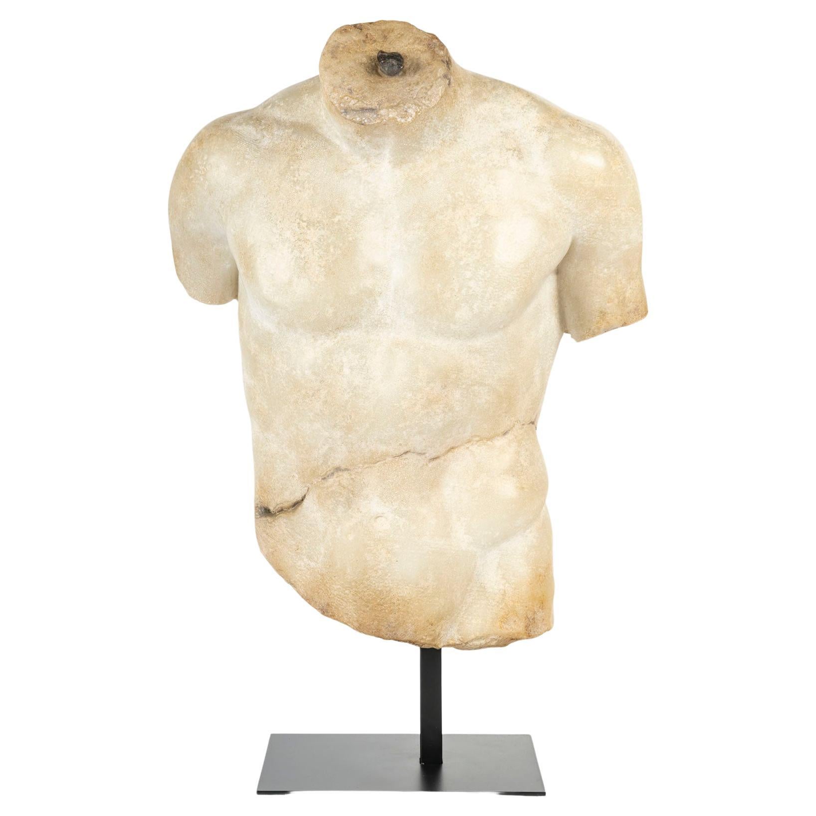 Sculpture de taille moyenne, de style Antiquities, avec une belle Patina, effet marbre blanc. en vente