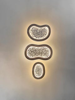 Aplique de pared Organic Medium Spore, madera de cerezo y espuma de aluminio, de Yonathan Moore